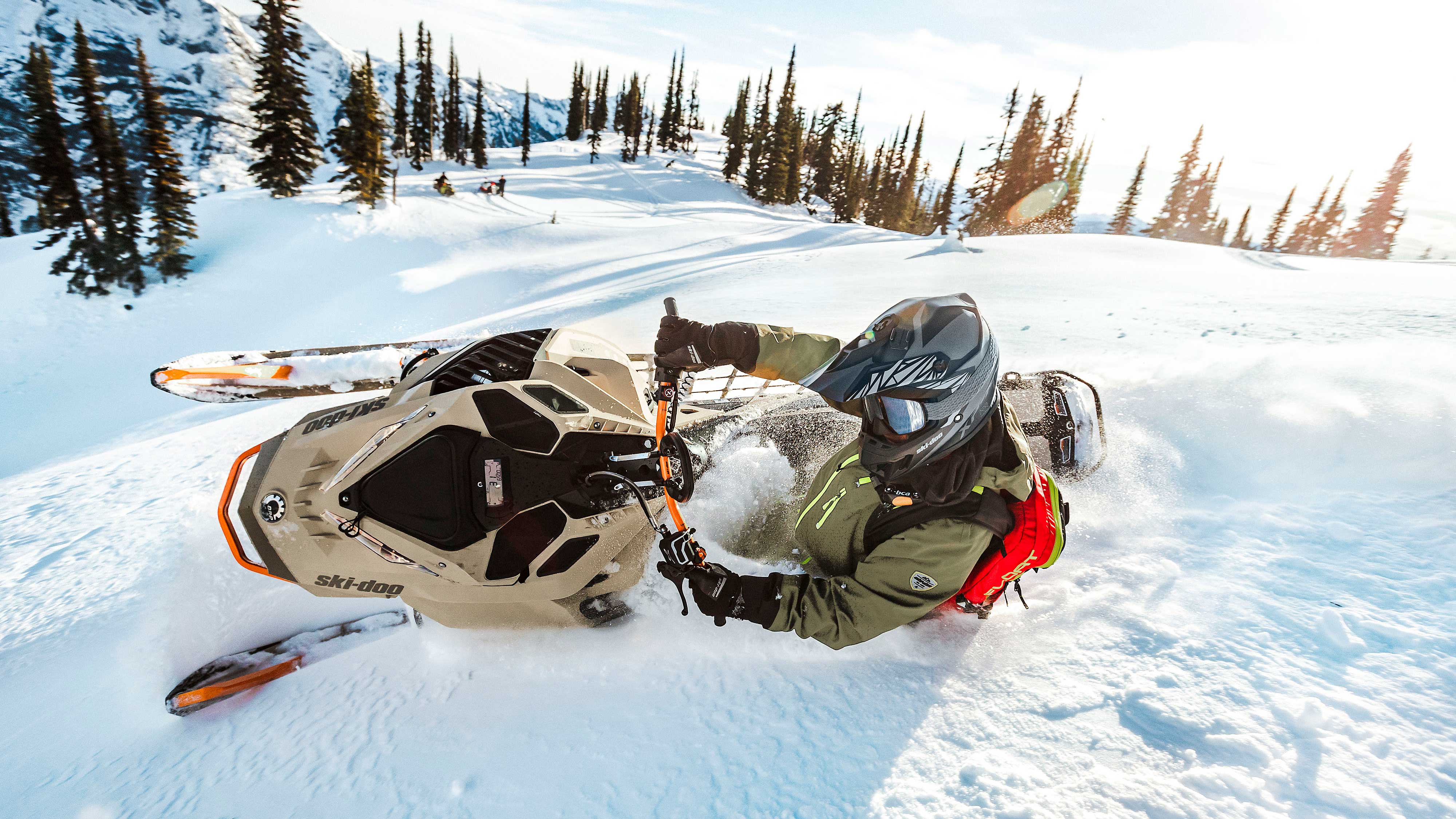 Voznik uživa v globokem snegu s svojim Ski-Doo Freerideom
