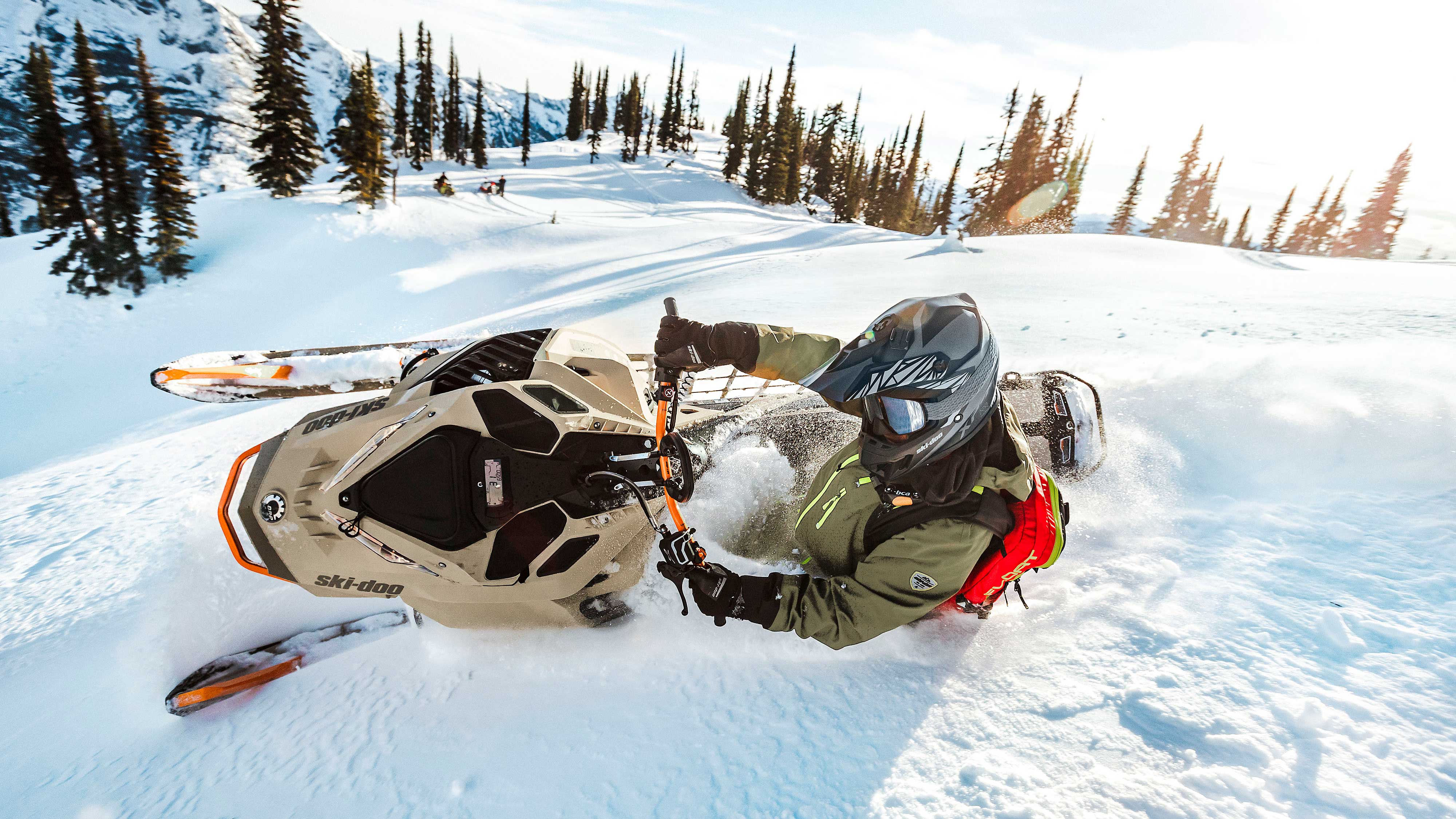 Pilota che si gode la polvere profonda con il suo Ski-Doo Freeride