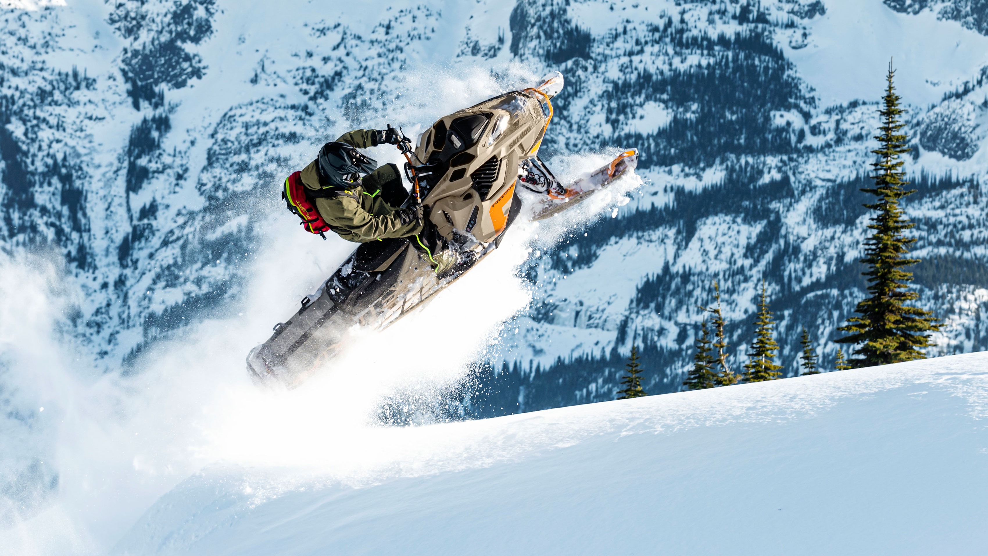 Pilota che salta nella polvere profonda con Ski-Doo Freeride