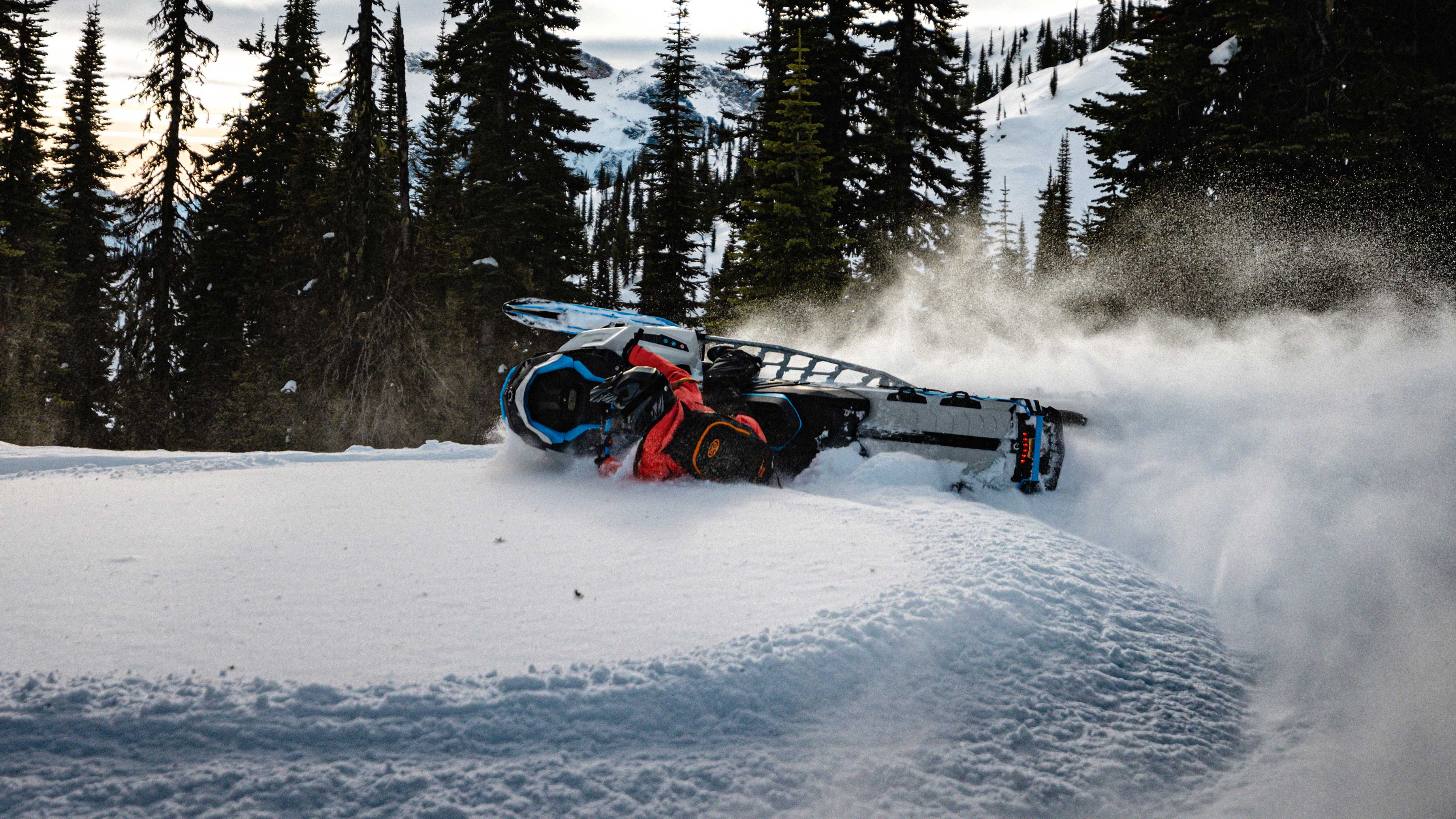 Ski-Doo Summit rezbarenje u dubokom snijegu