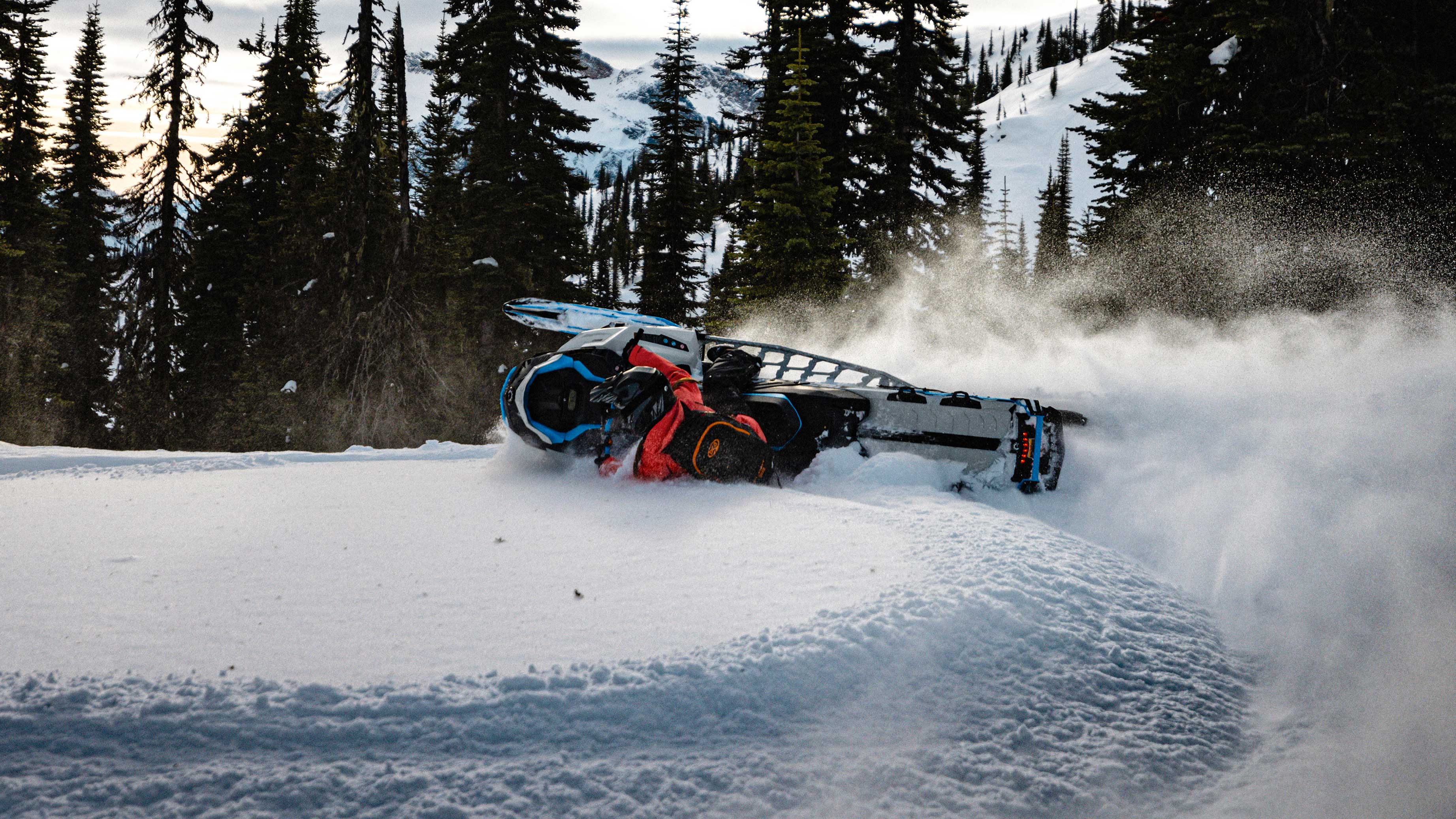 Ski-Doo Summit carving in Deep-Snow