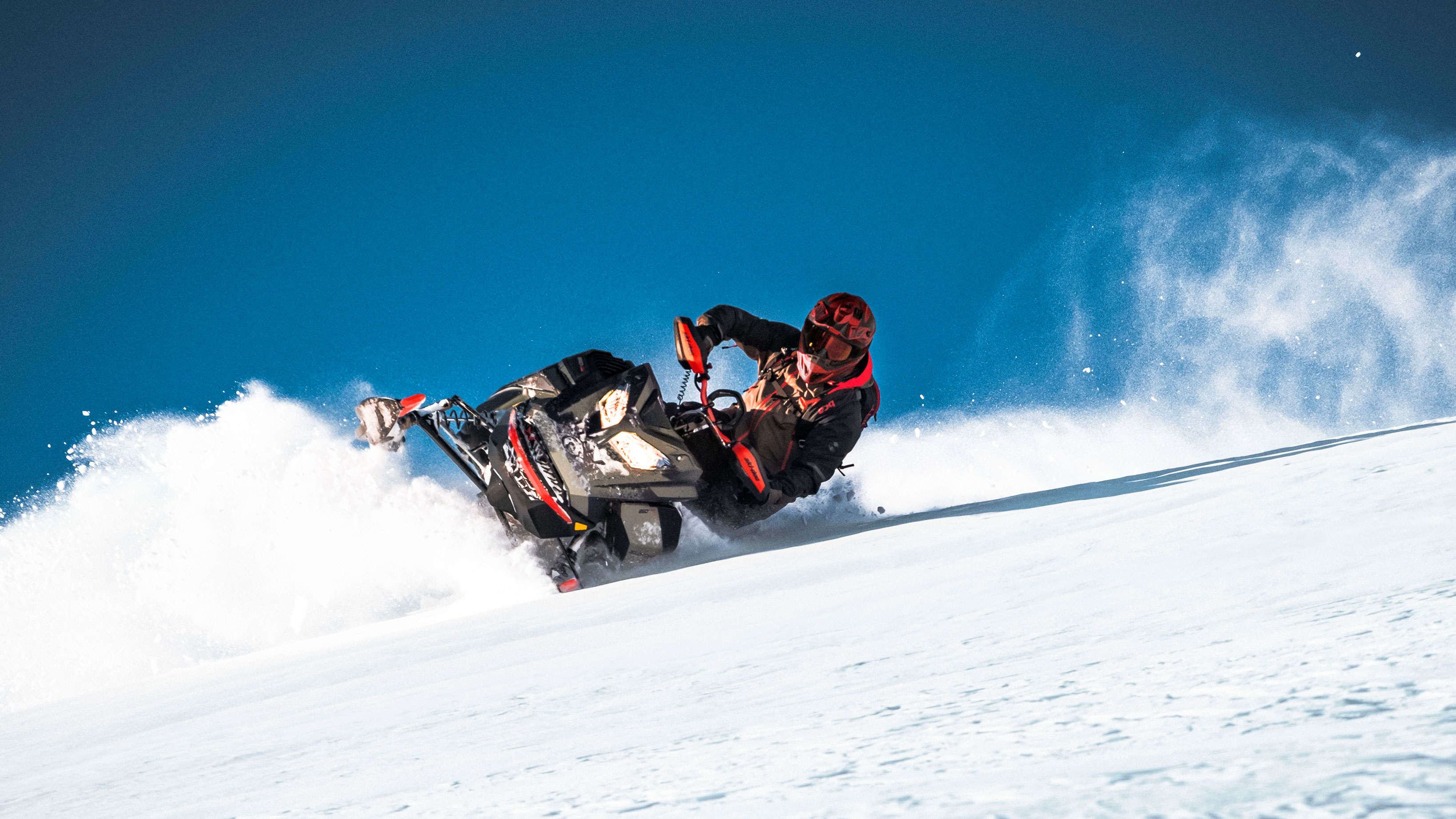 Ski-Doo Summit carving in Deep-Powder