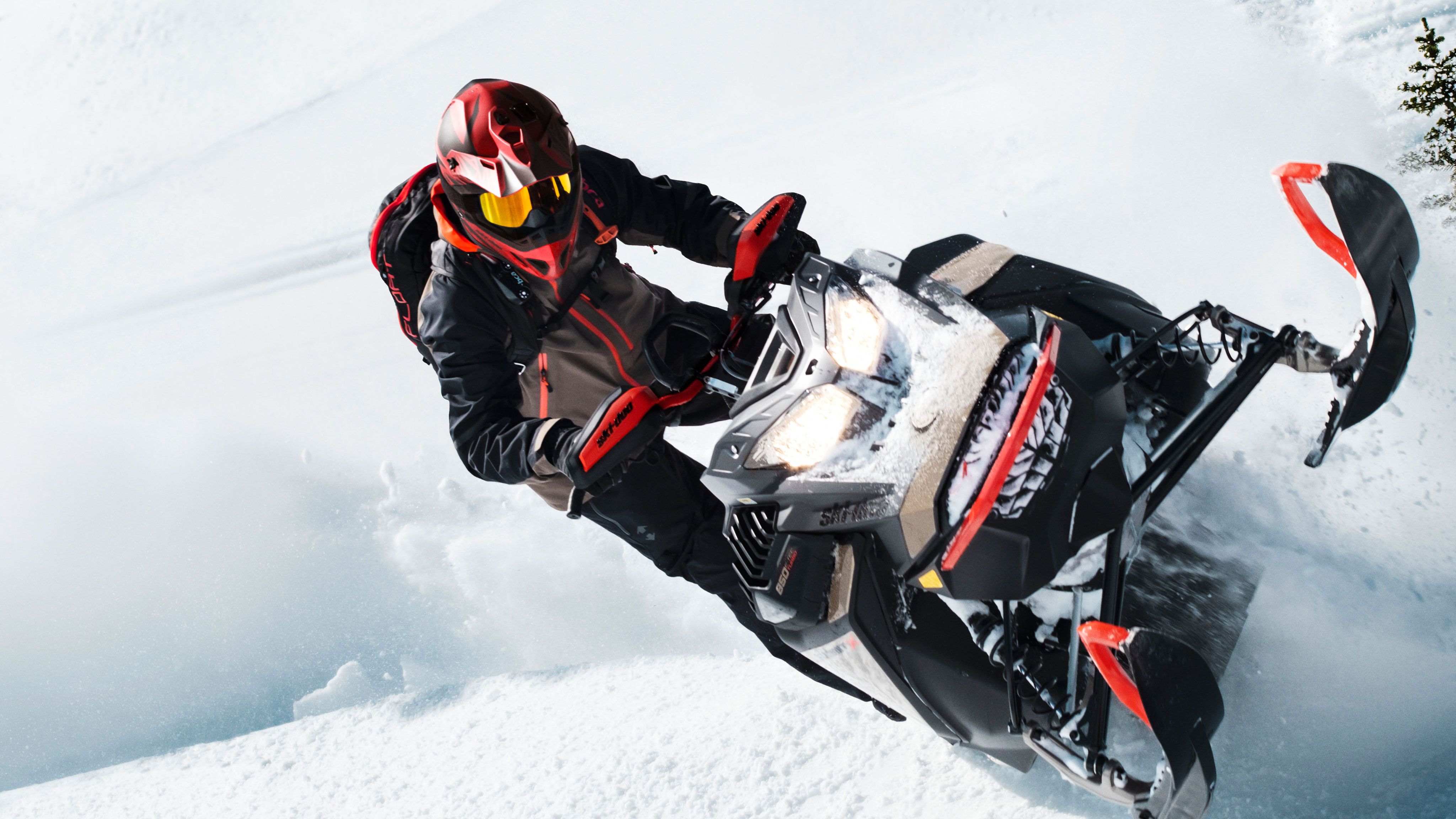 Uomo che ha grandi emozioni nella neve profonda con il suo Ski-Doo Summit