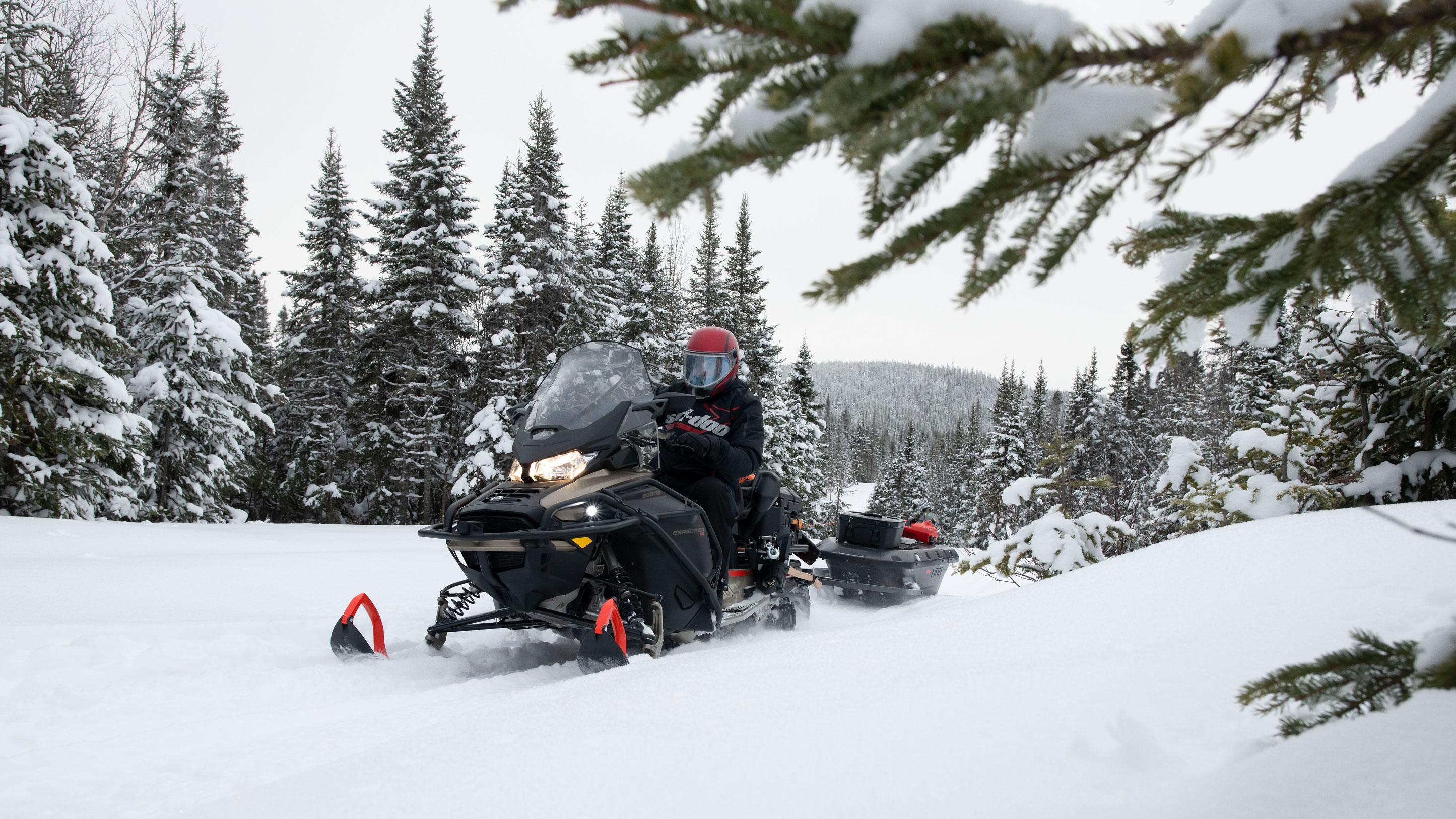 Ekspedita Ski-Doo 2022 duke tërhequr një sajë