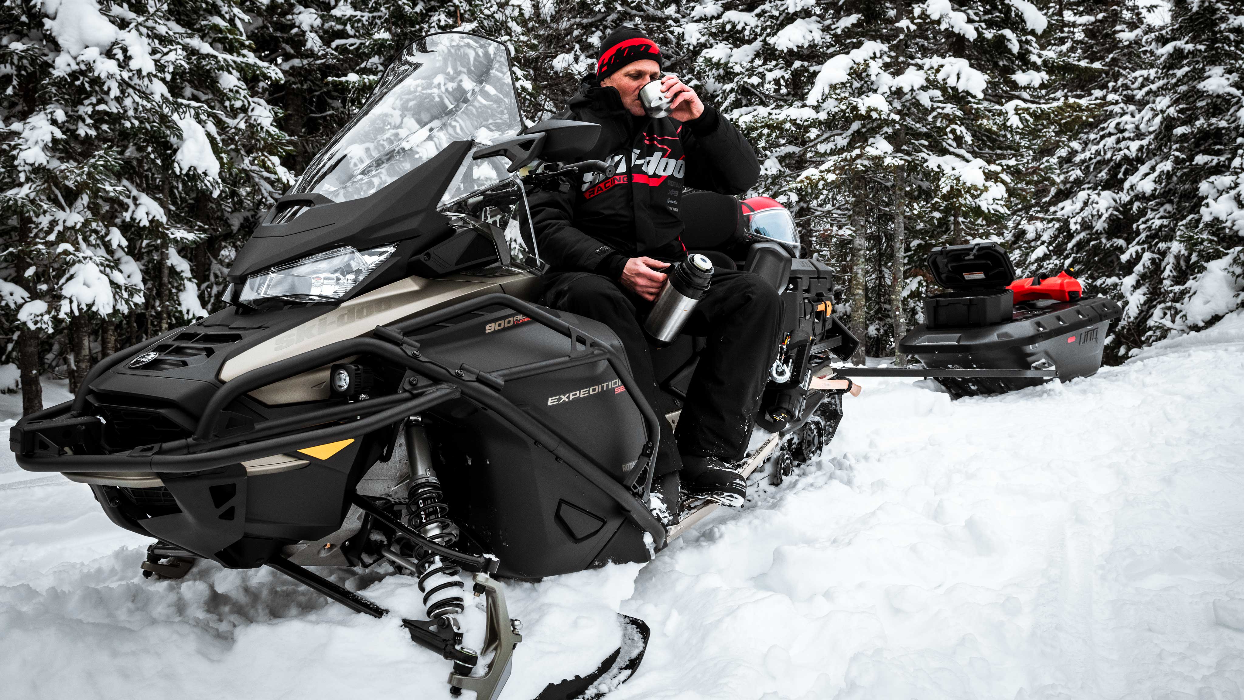 Moški pije kavo na Ski-Doo Expedition