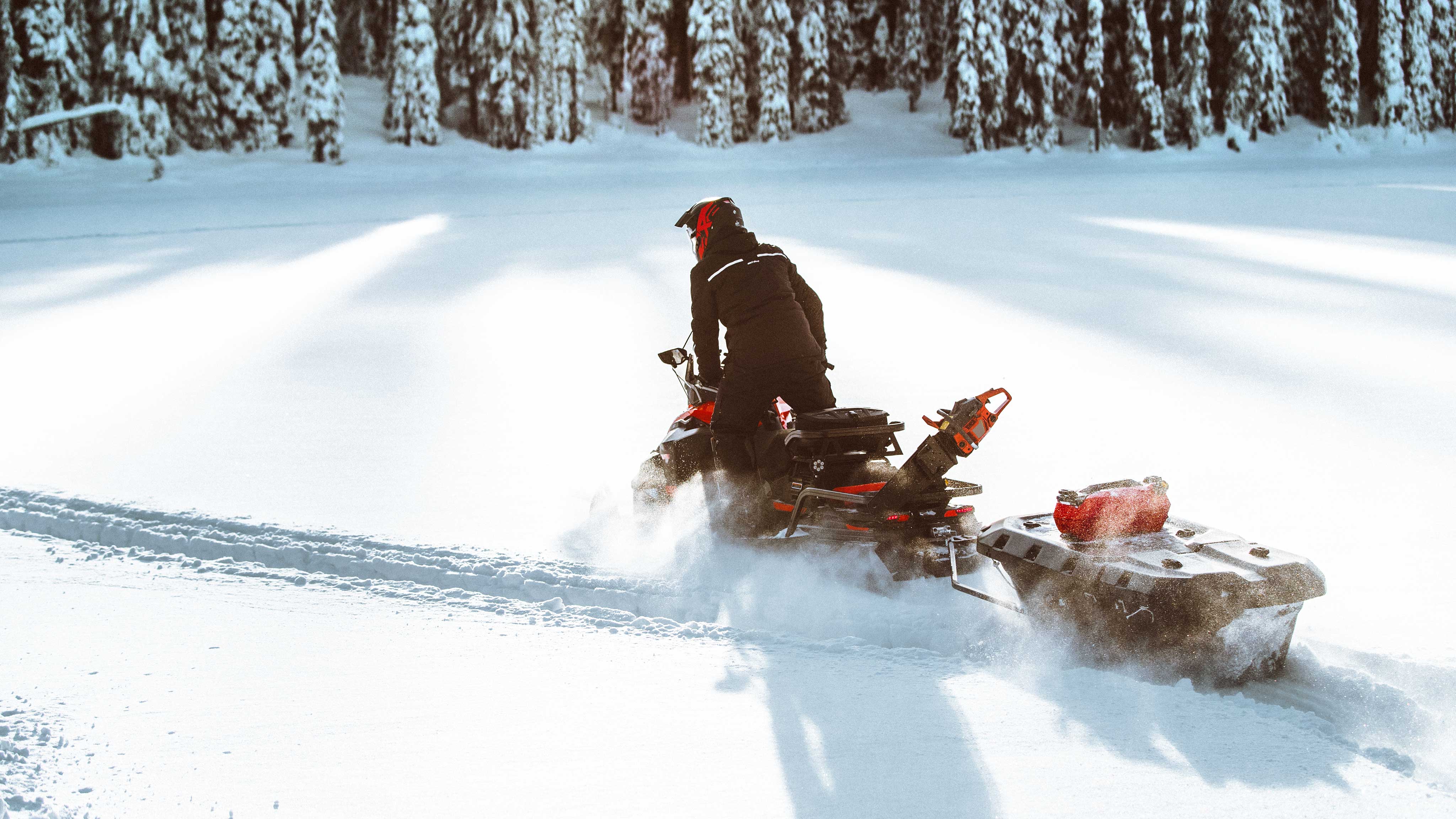 Moški vozi Ski-Doo Skandic v globokem snegu