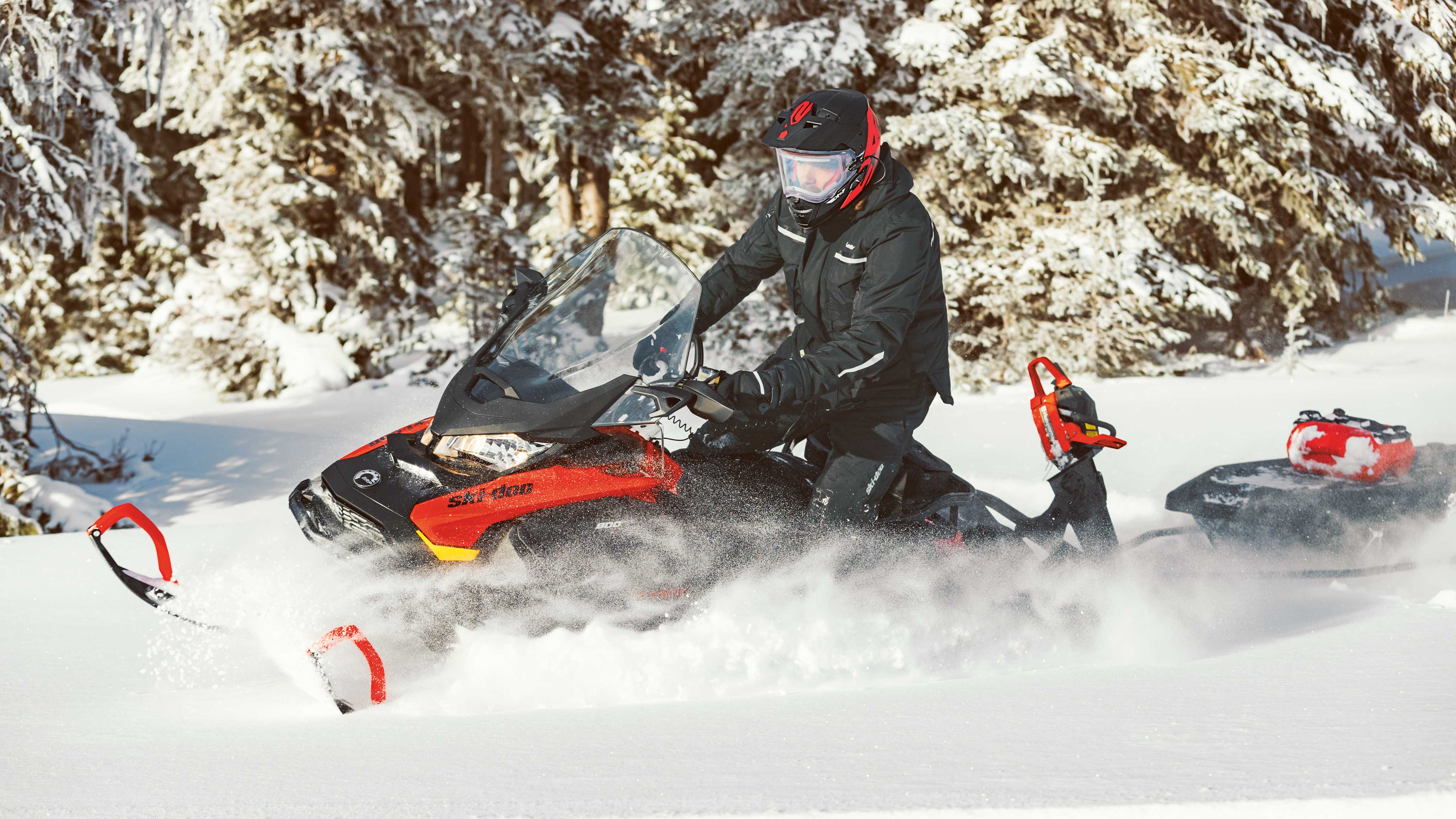 Moški vozi Ski-Doo Skandic v globokem snegu