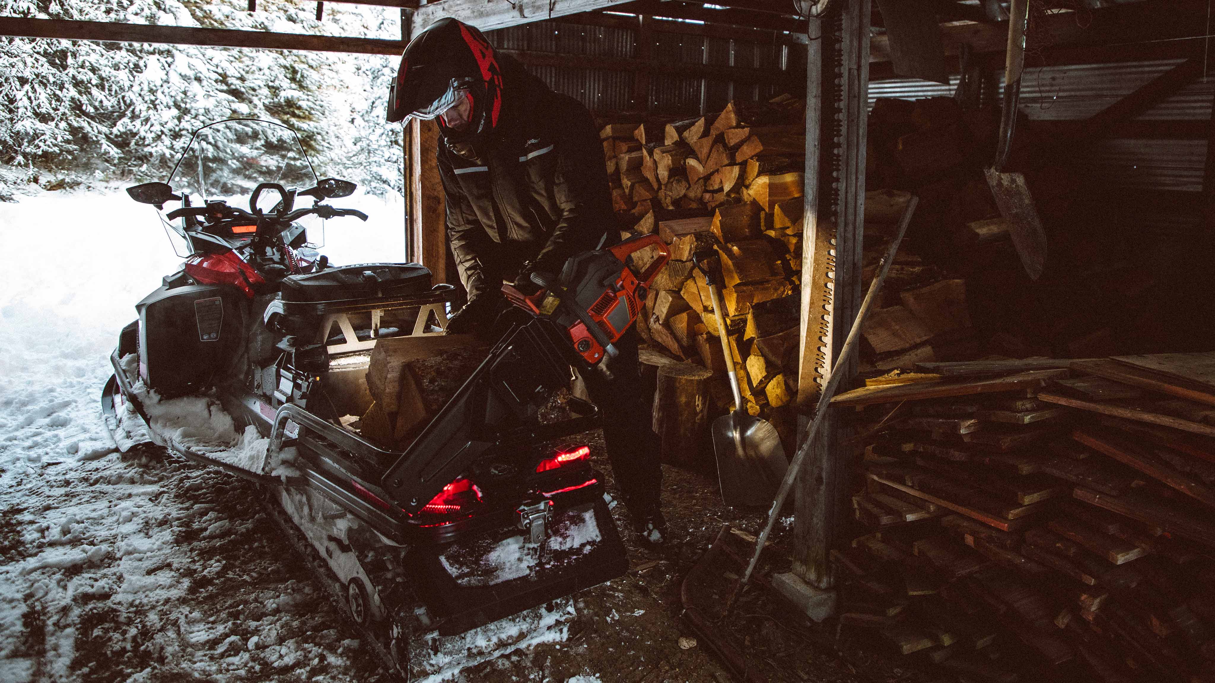 Uomo di lavoro che utilizza una motoslitta Skandic Ski-Doo