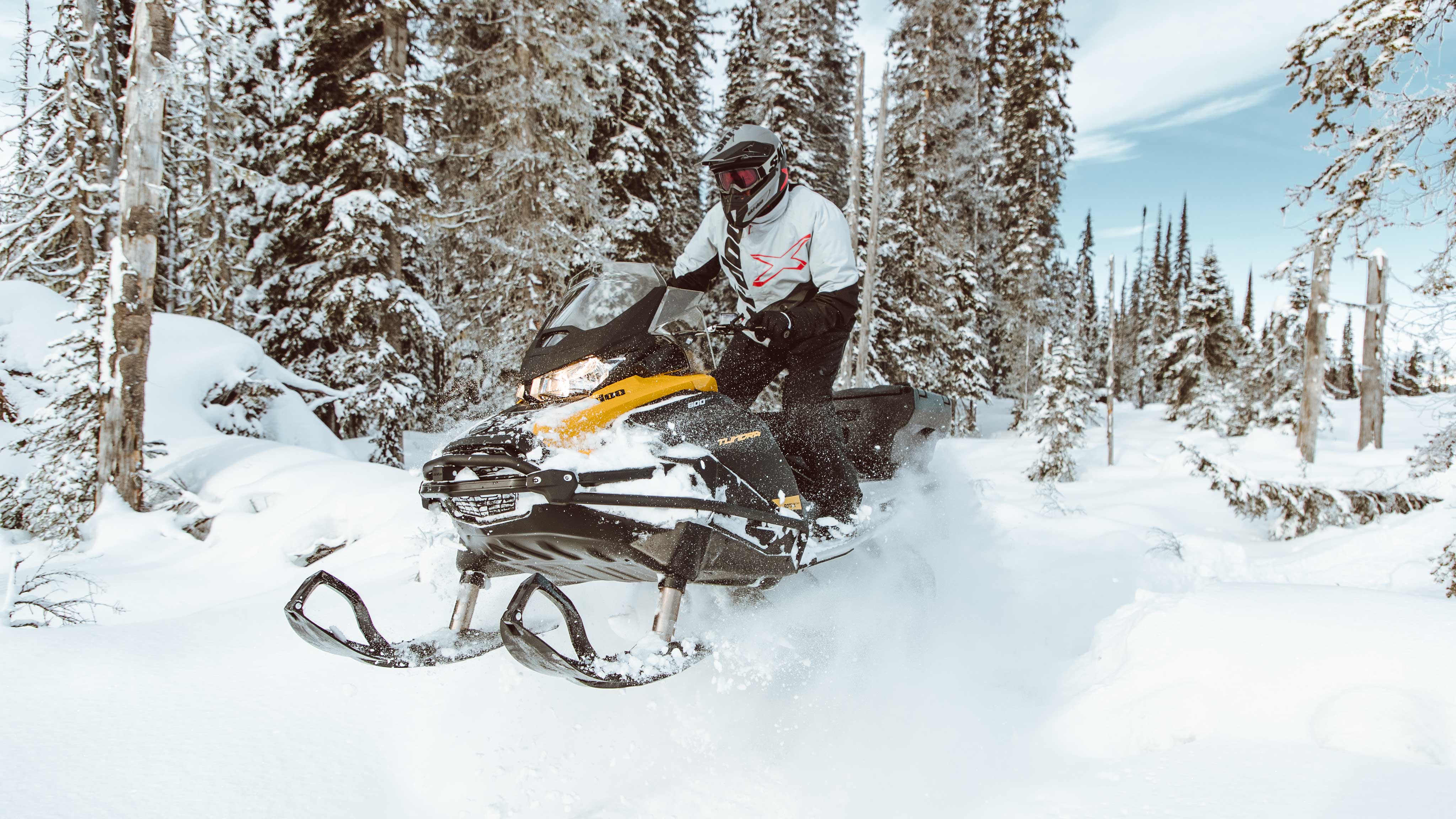 Moški stoji na Ski-Doo Tundra