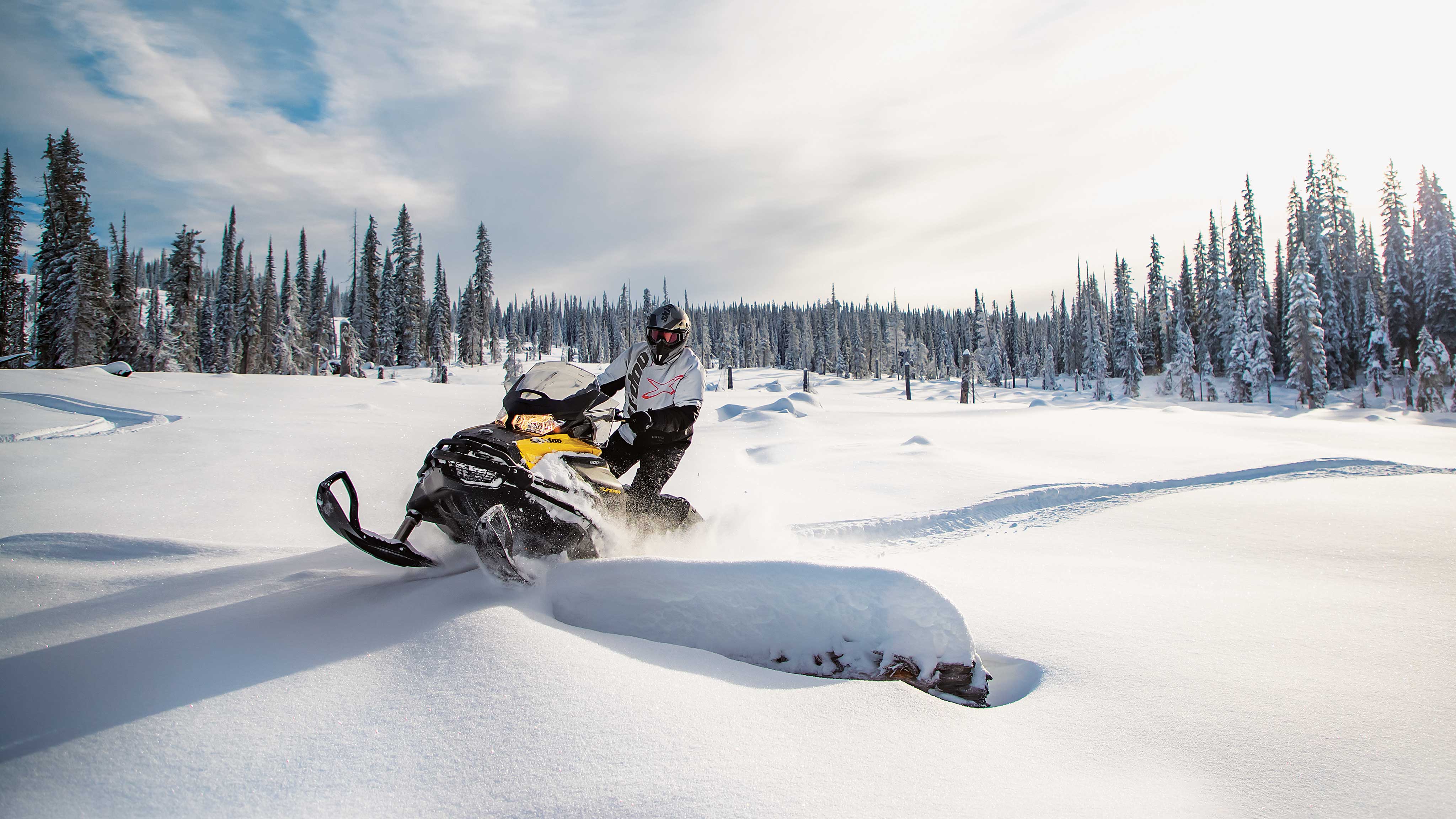 Moški vozi Ski-Doo Tundra v globokem snegu
