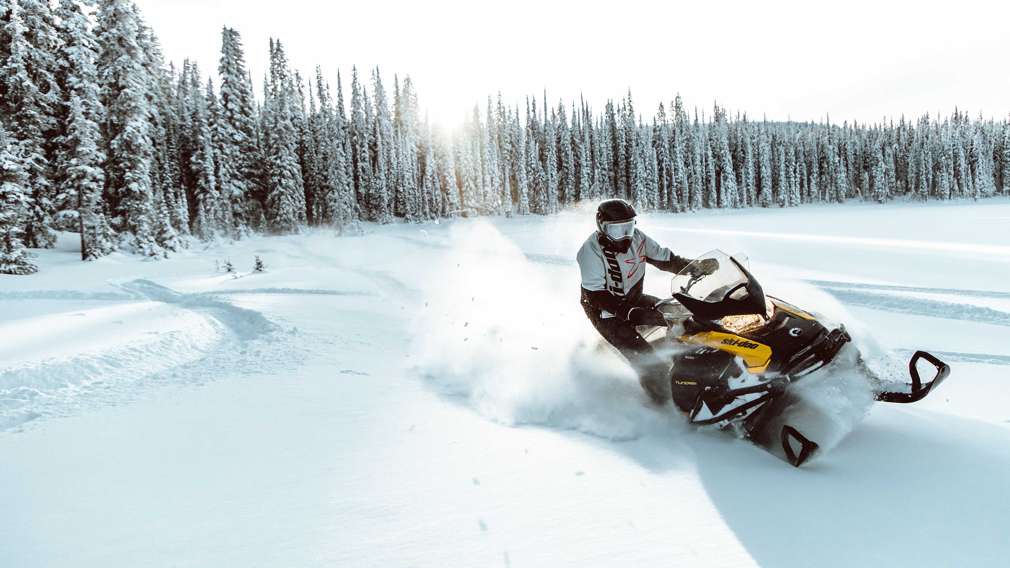  Človek, ki uživa v stabilnosti Ski-Doo Tundre v globokem snegu