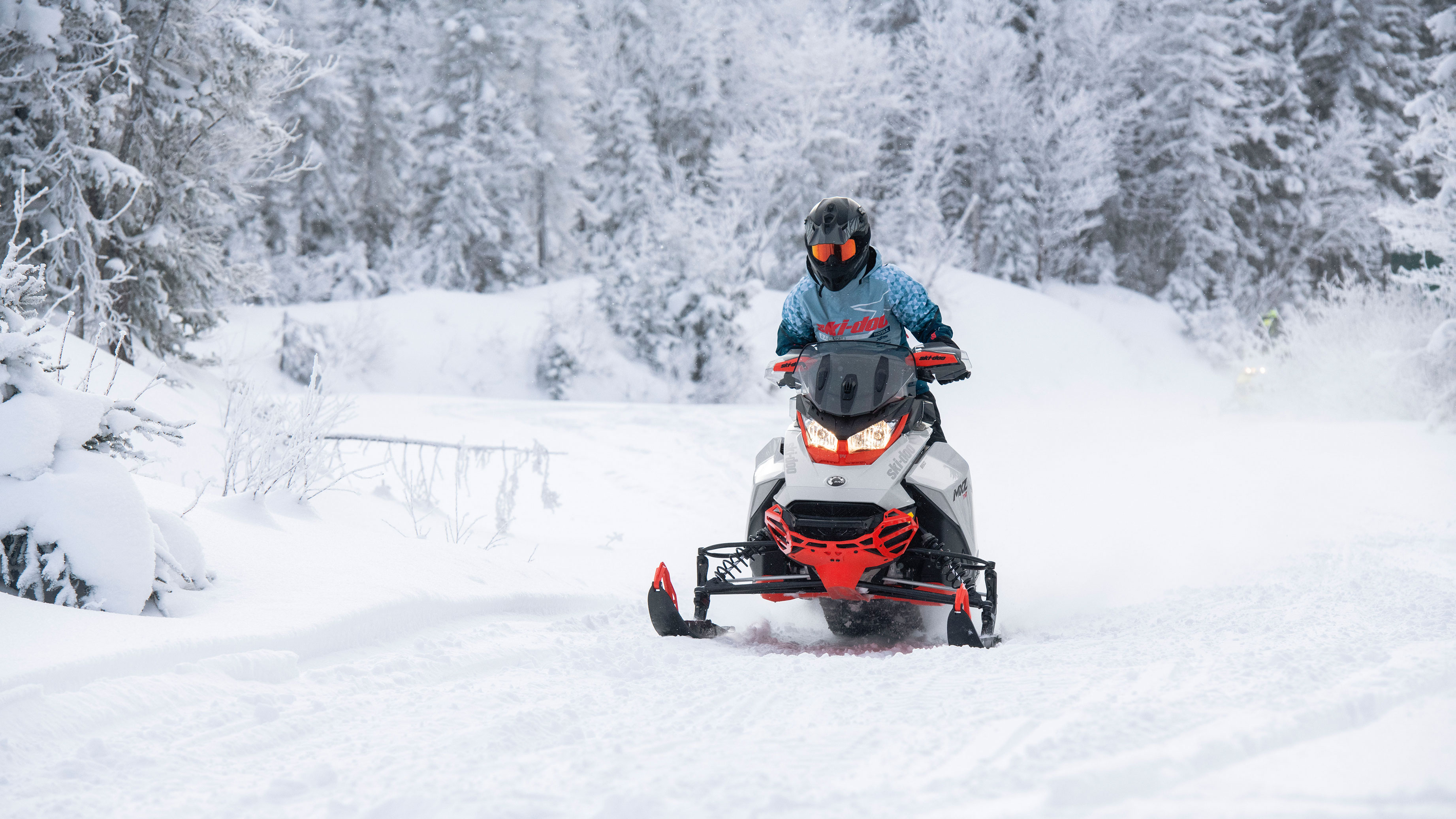 Uomo su una nuova Ski-Doo MXZ