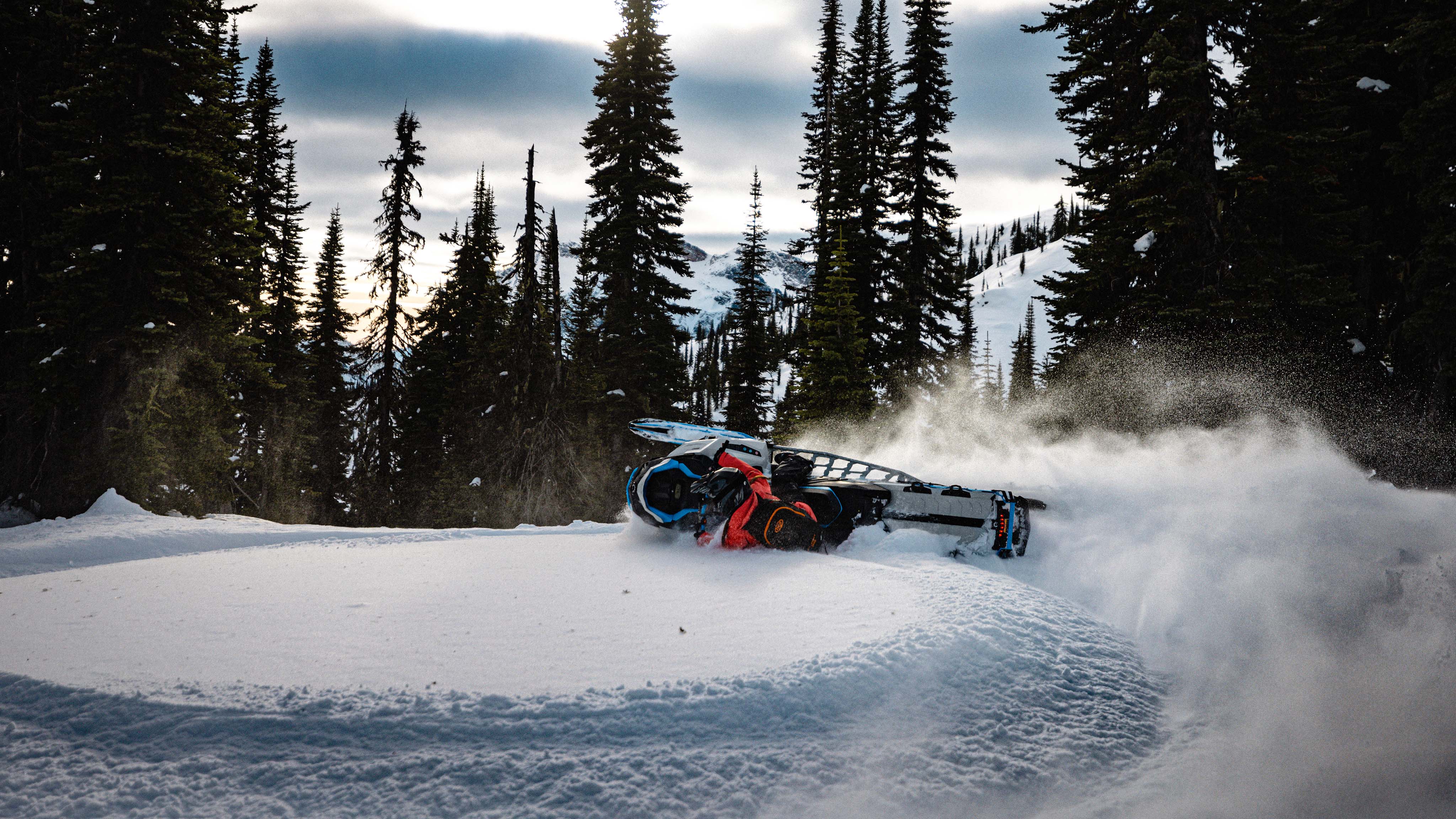 Ski-Doo Motorne Sanjke taking a turn in deep powder