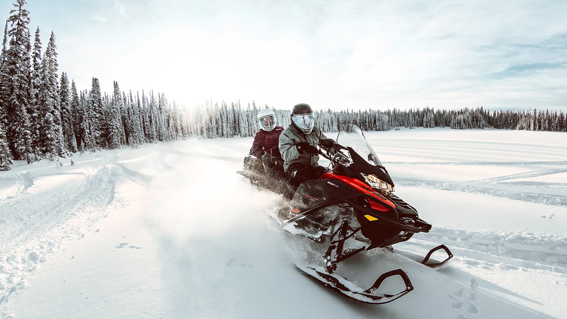 Dvaja jazdci na snežných skútroch Ski-Doo