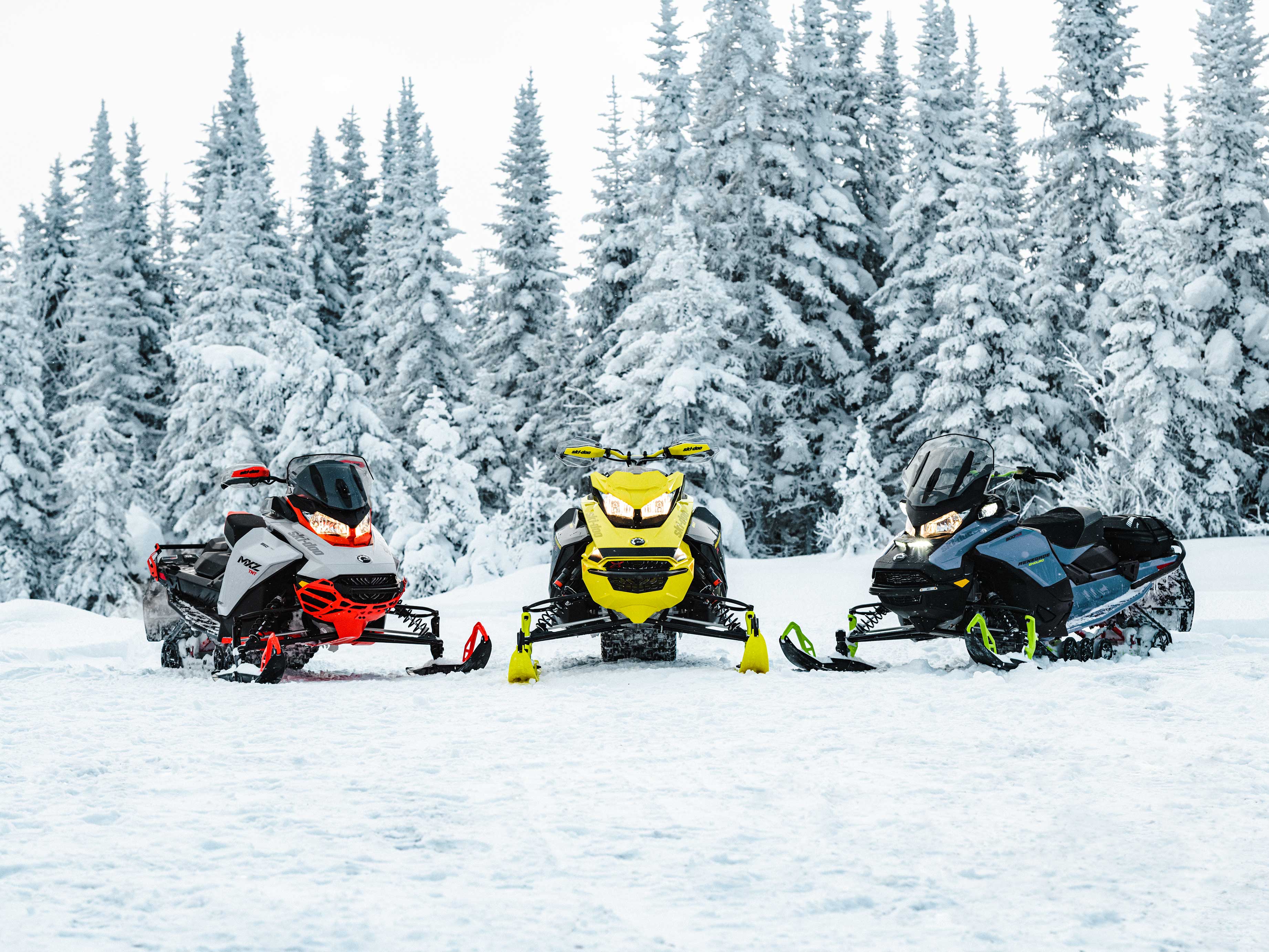 Tri skútre Ski-Doo na snehu