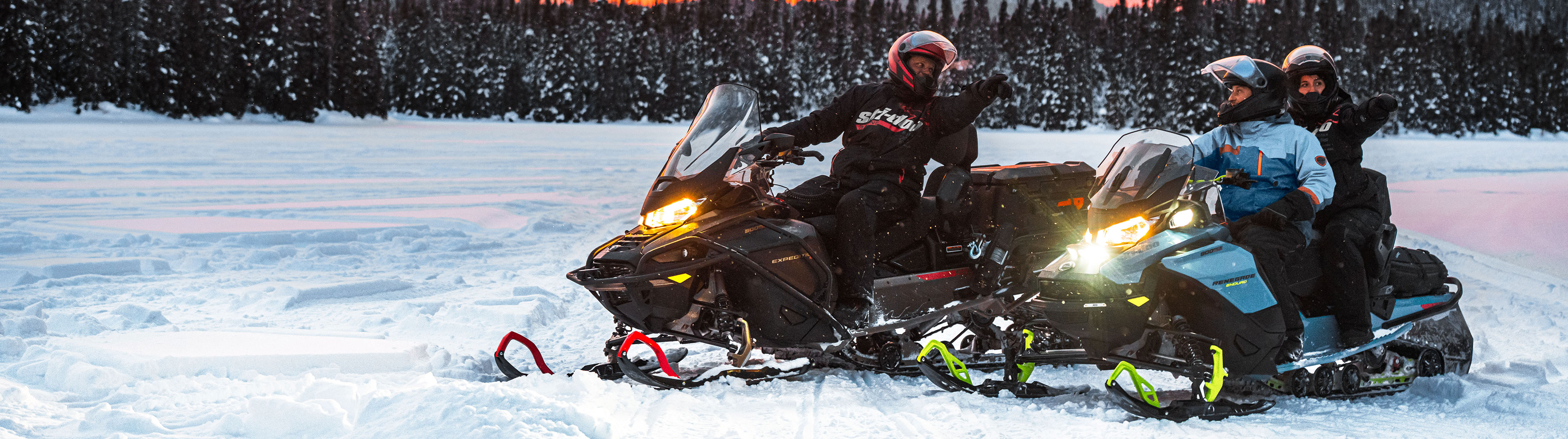 ski-doo kar motosikleti sürücüsü ile dağlarda gezinirken
