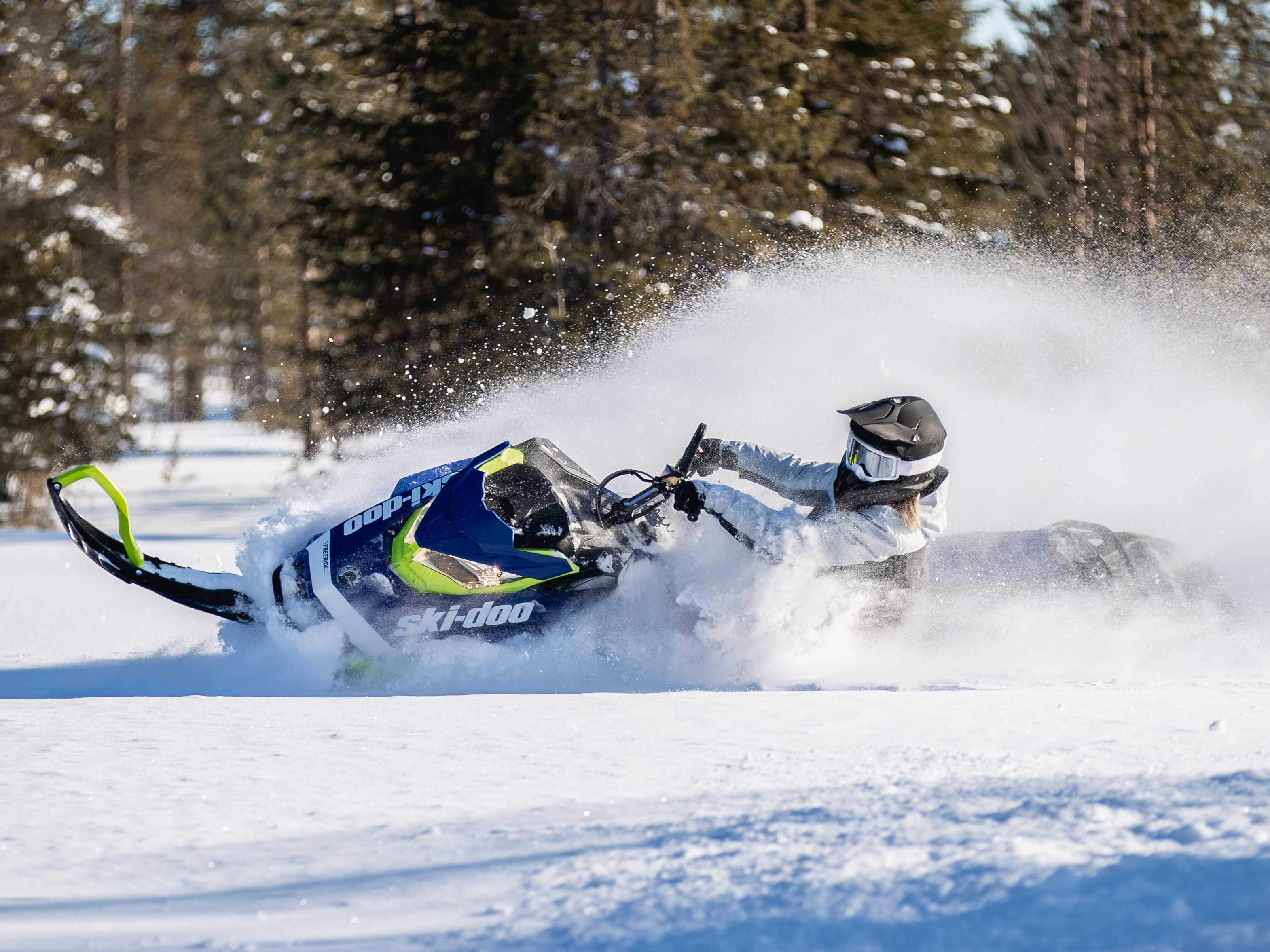 Ski-Doo Ambassador Ella Snall Snowmobile Motorne Sanjke Amabsador