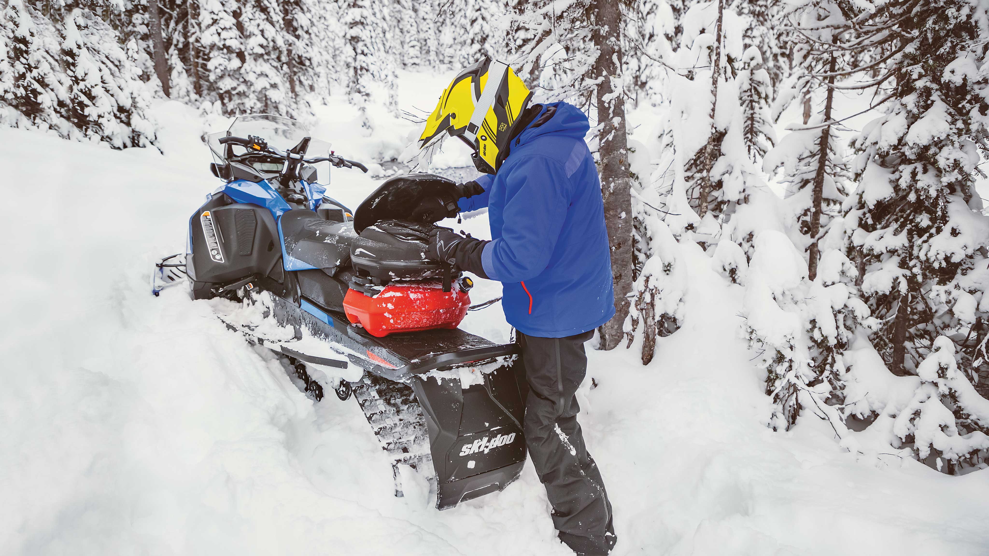 Man using the Ski-Doo LinQ storage on his snowmobile