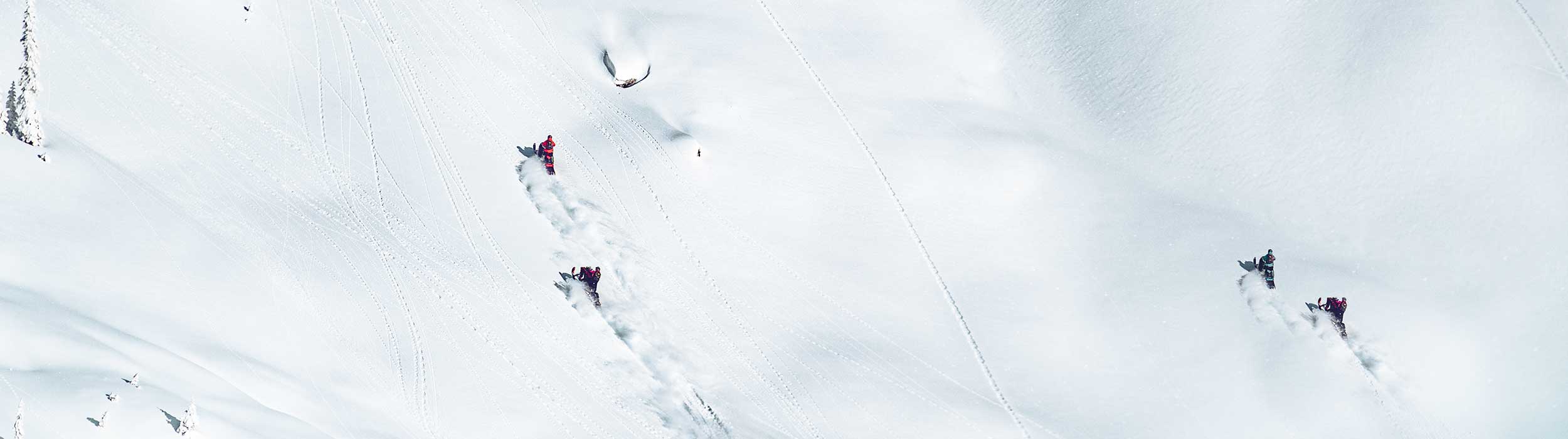 4 riders snowmobiling in Deep-Snow