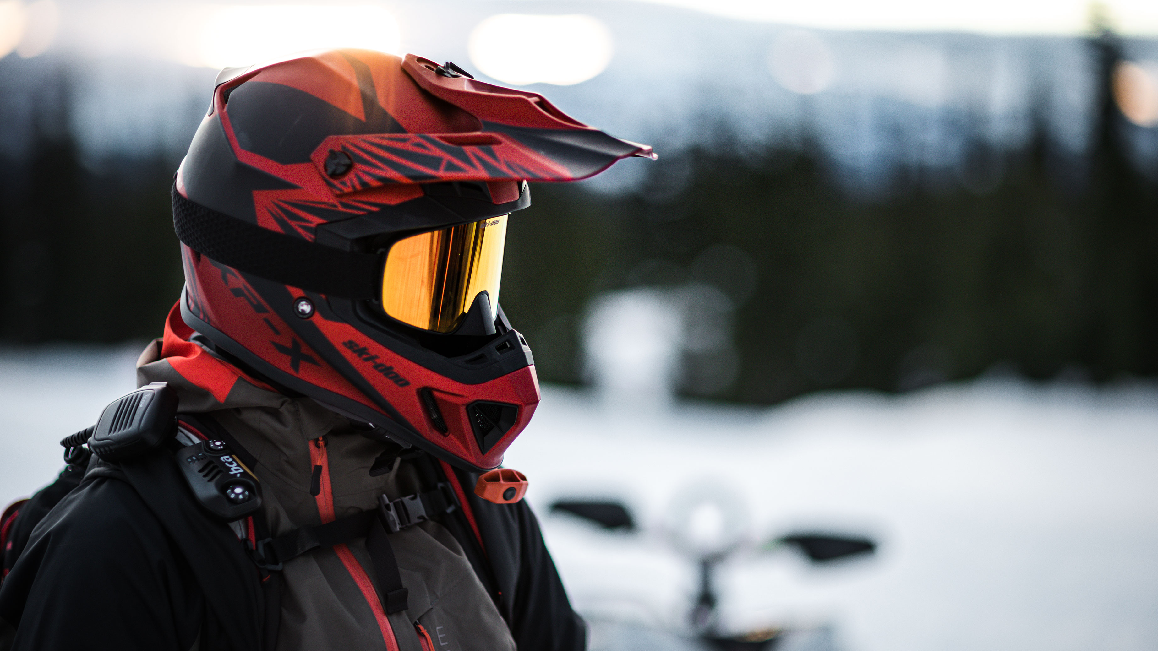 2022 Ski-Doo oblečenie – prilby, okuliare a bundy