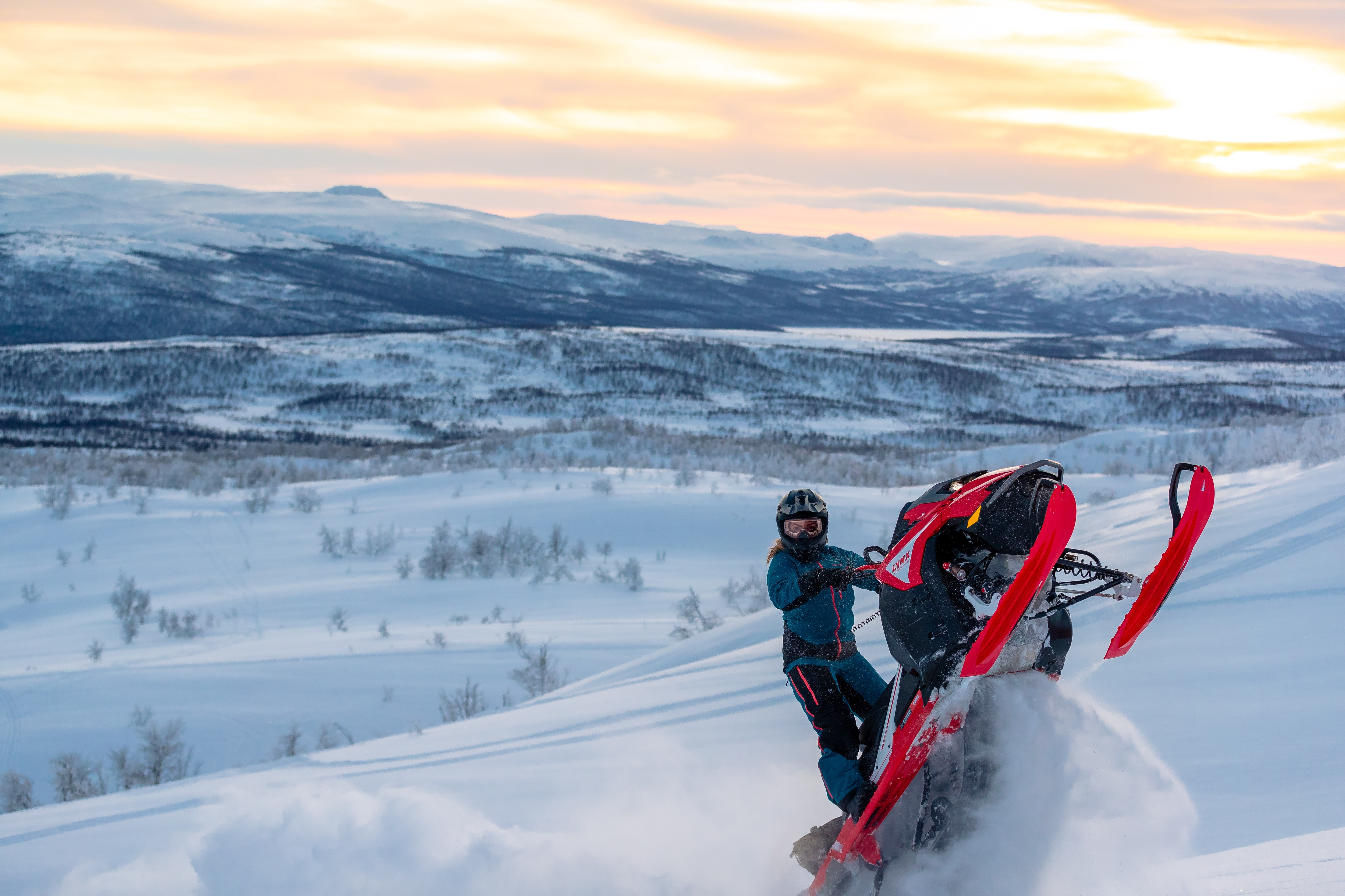 Mariell Kvickström gjør et hopp med en snøscooter.