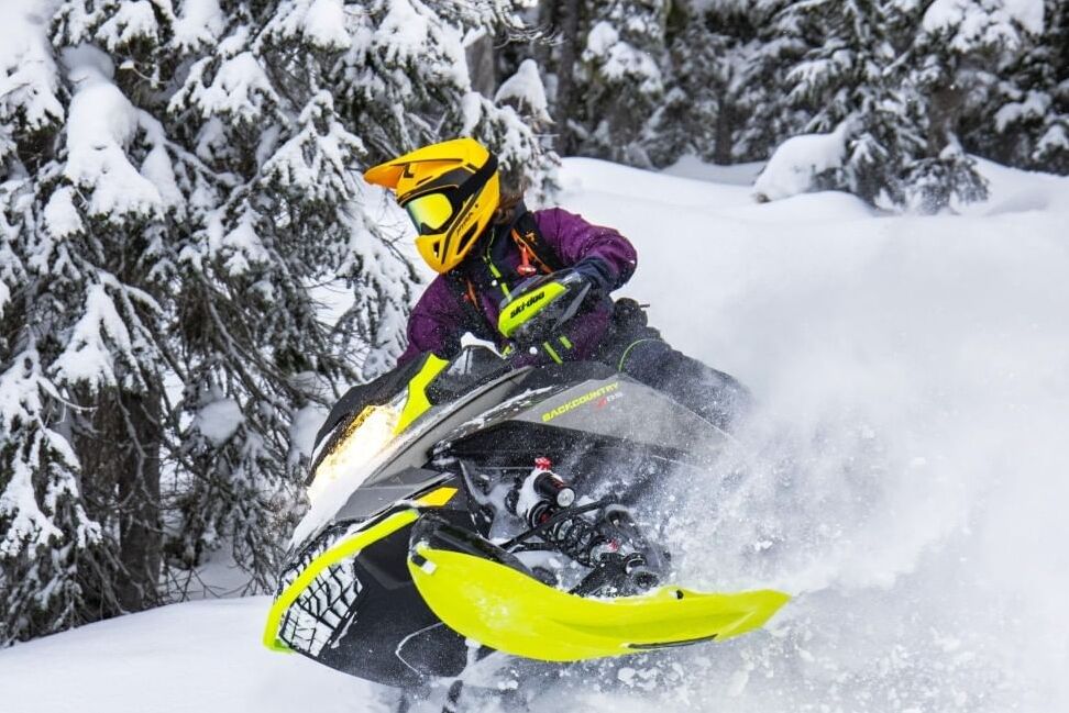 Nadine Ovwewater au volant d'un Ski-Doo