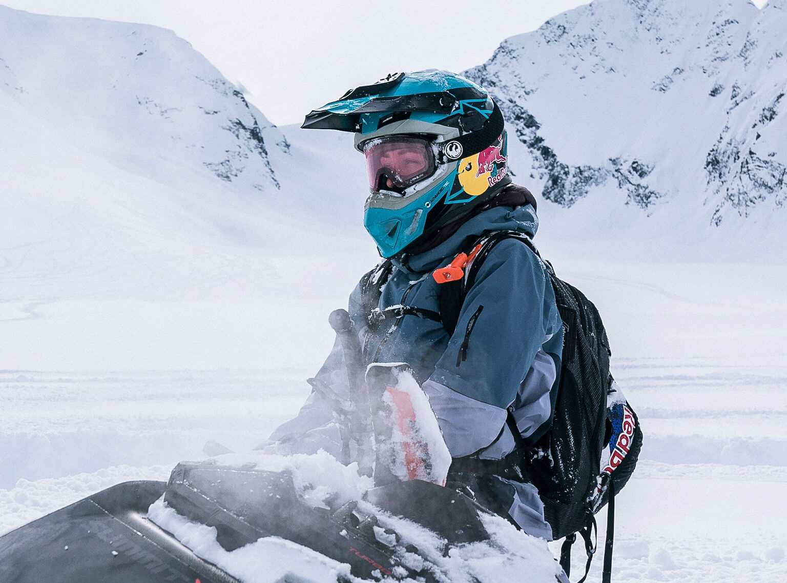 Perfil de Tatum Monod sentado en una moto de nieve.