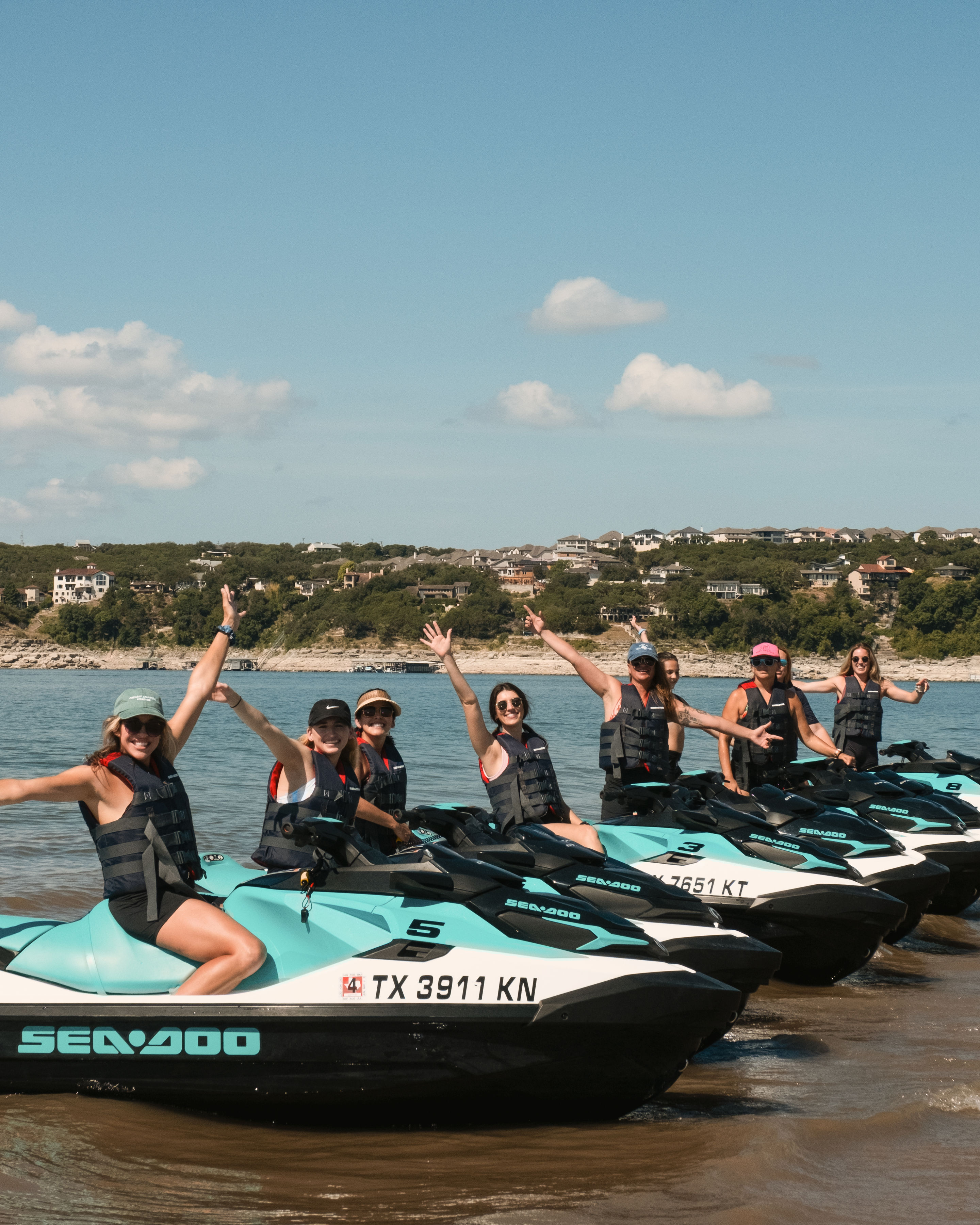 Skupina žien na skútroch Sea-Doo