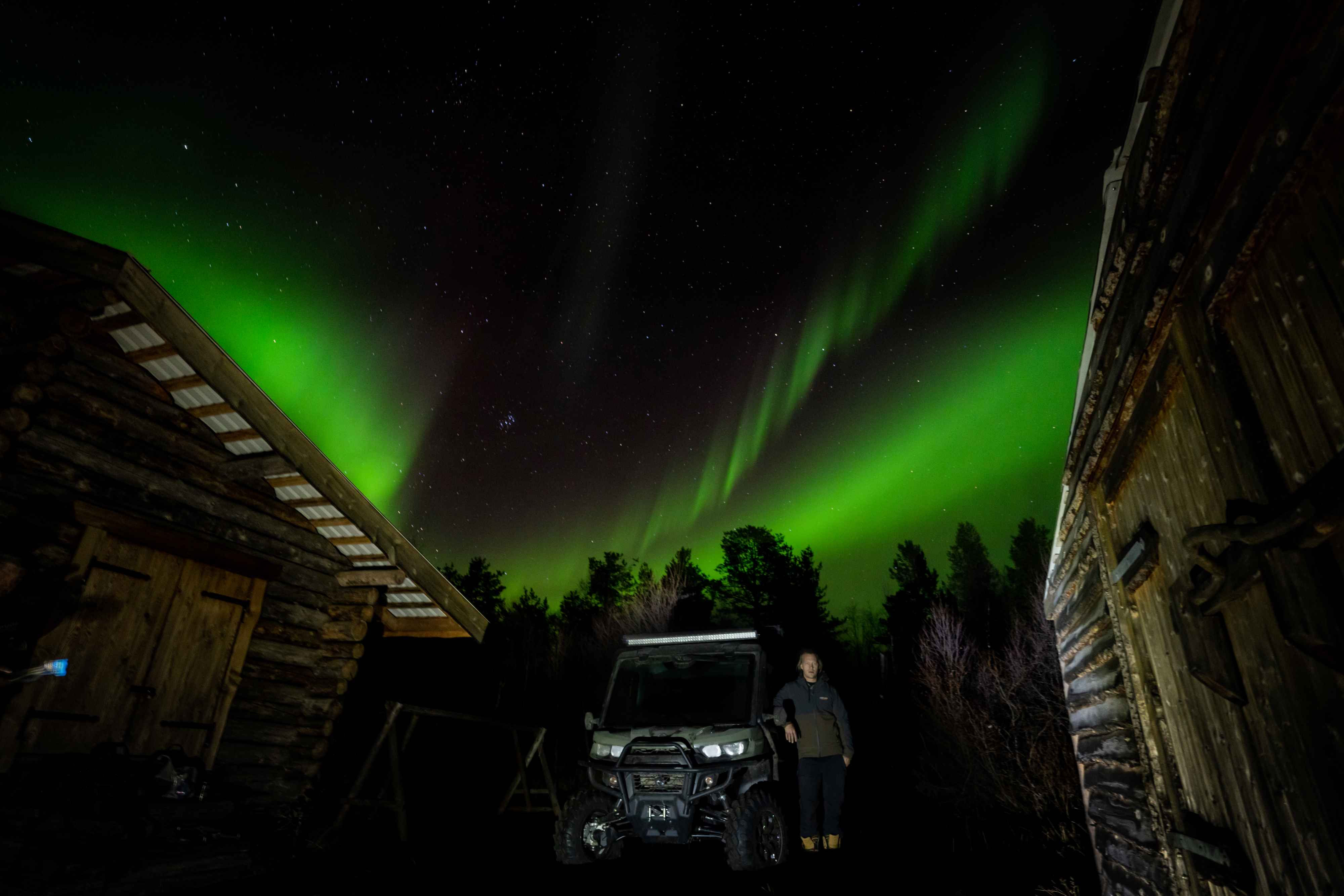 Jukka Hilden a Can-Am Traxter stoja pred polárnou žiarou vo Fínsku