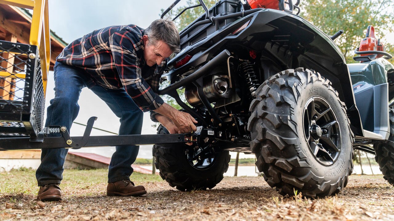 Can-Am Outlander PRO ATV'ye römork bağlayan adam