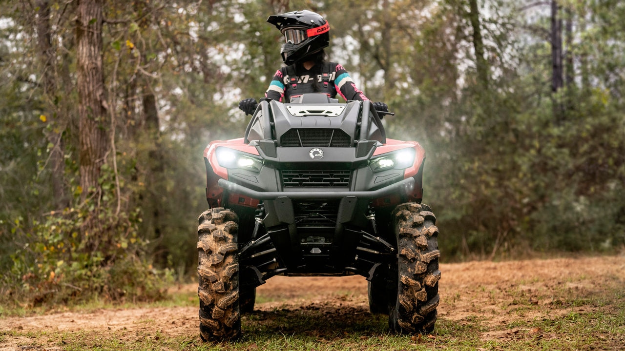 Outlander X mr 700 model bir Can-Am sürücüsü ormanda off-road yapıyor