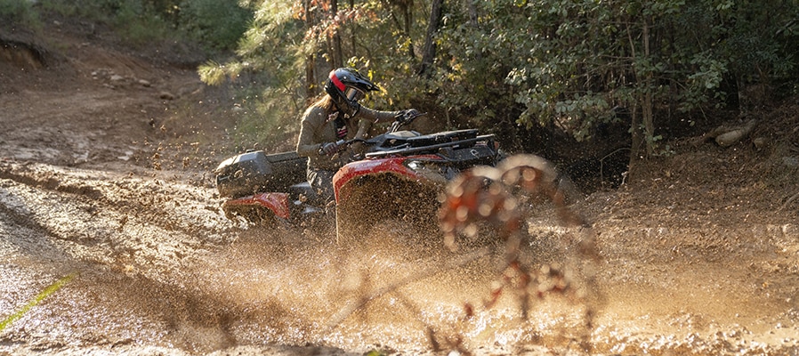 Jazdkyňa to reže okolo kaluže blata na Can-Am Outlander 500/700 ATV