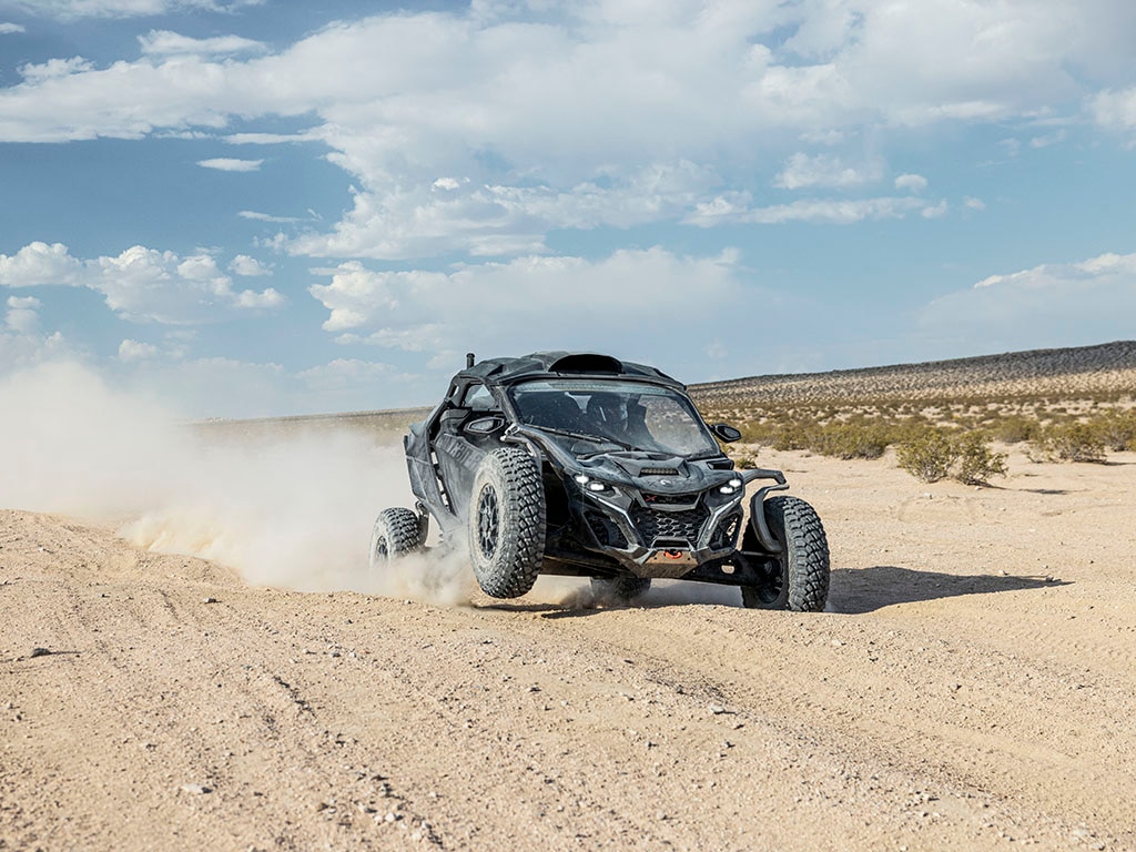 Jazdec vo vozidle Can-Am Maverick R jazdí v púšti