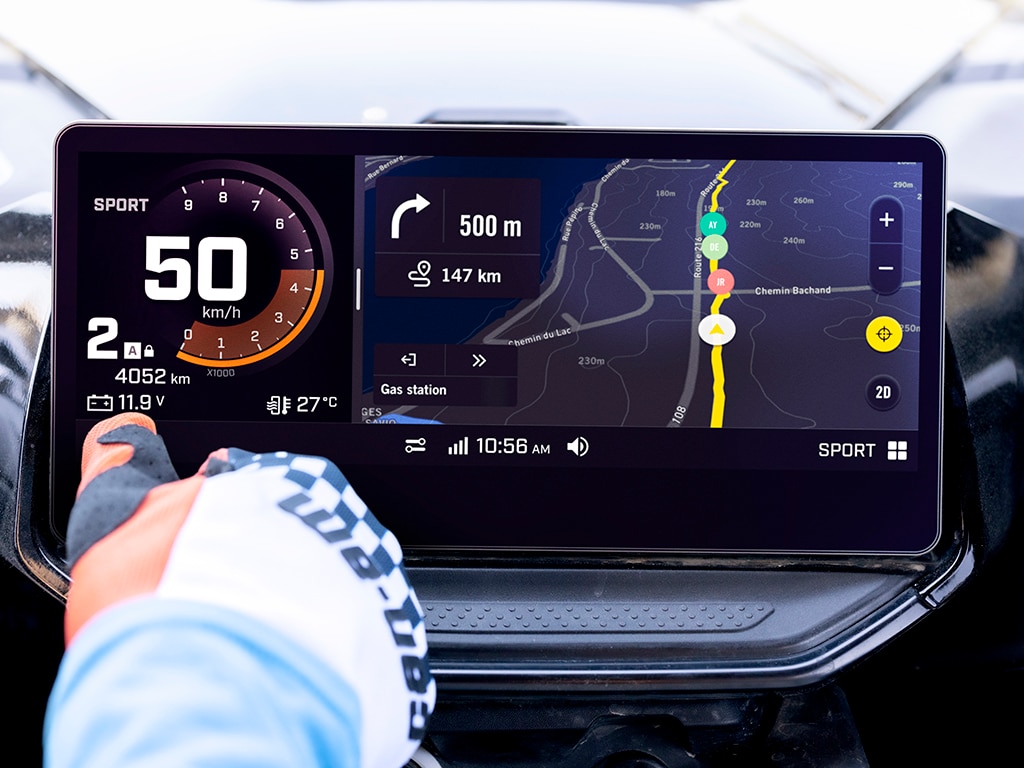 Jazdec Can-Am používa dotykovú obrazovku a ukazuje možnosti jazdných režimov