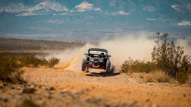 Can-Am Maverick X RS 2026 vožnja po puščavi