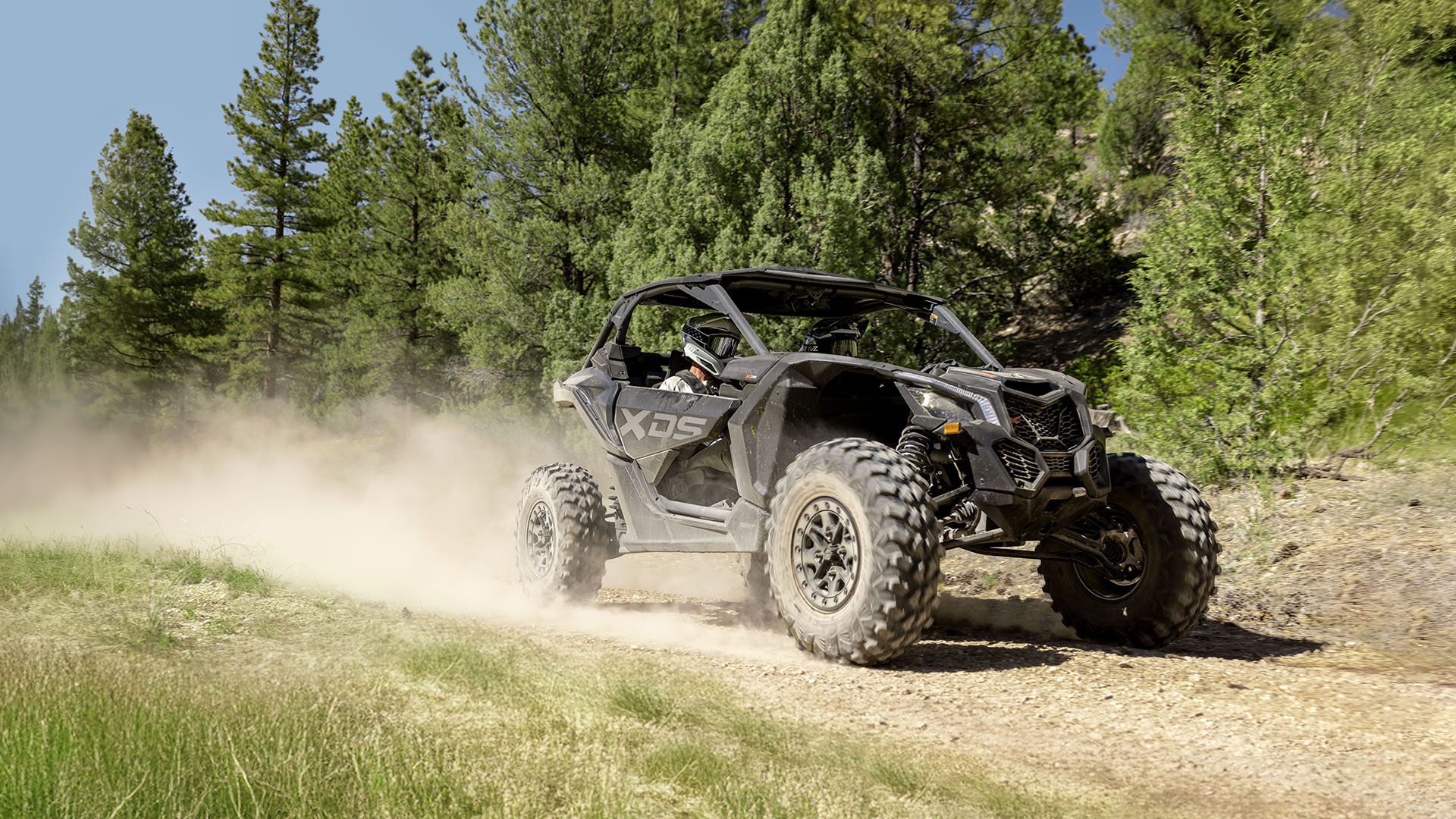  A Maverick X DS SAS Turbo RR with reliable clutch and CVT on a dirt road 
