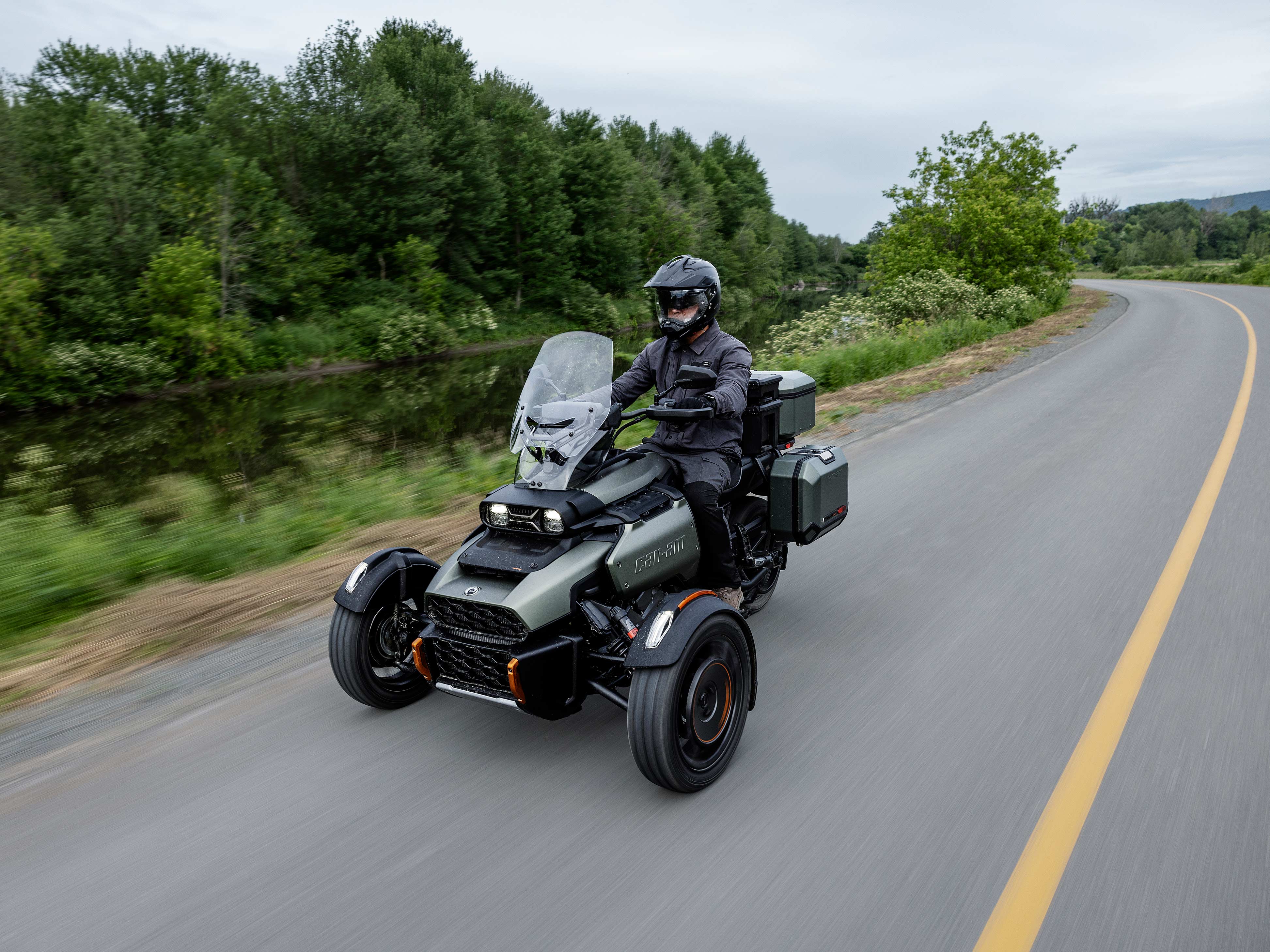 Yepyeni 2025 Can-Am Canyon yolda sürüşte