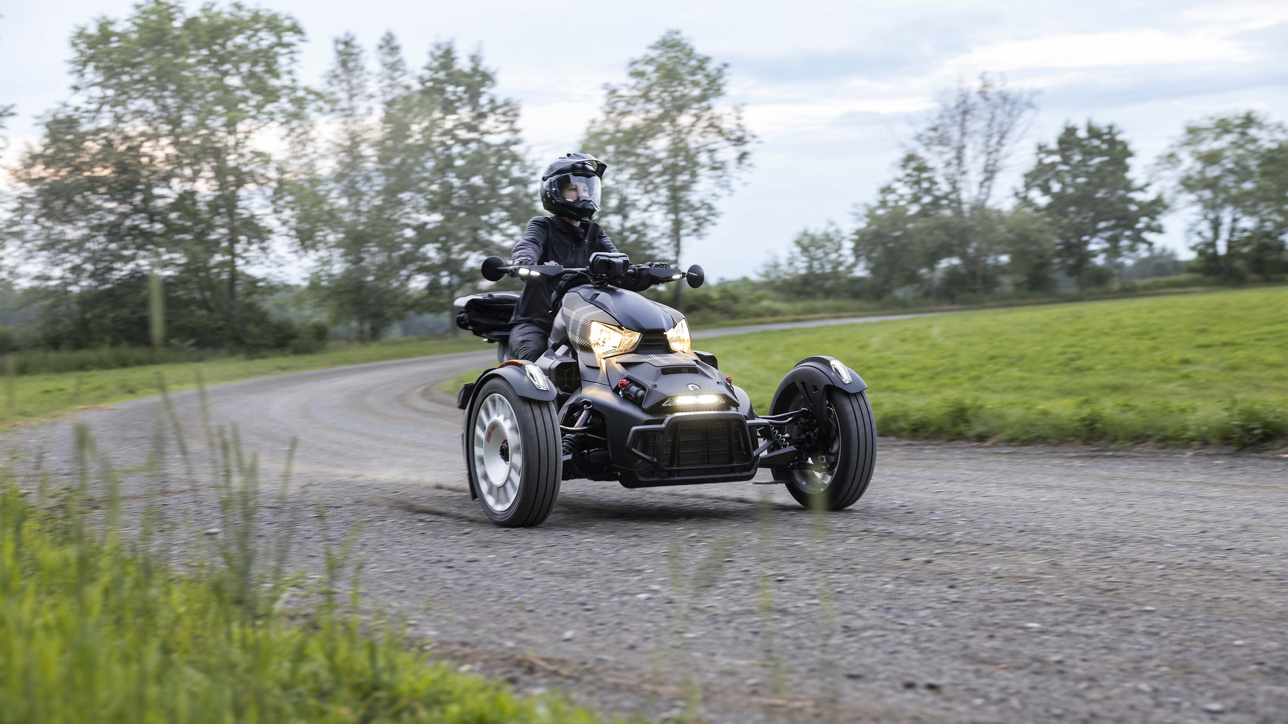 En Can-Am Ryker 2025 3-hjulet motorcykel på en ikke-asfalteret vej
