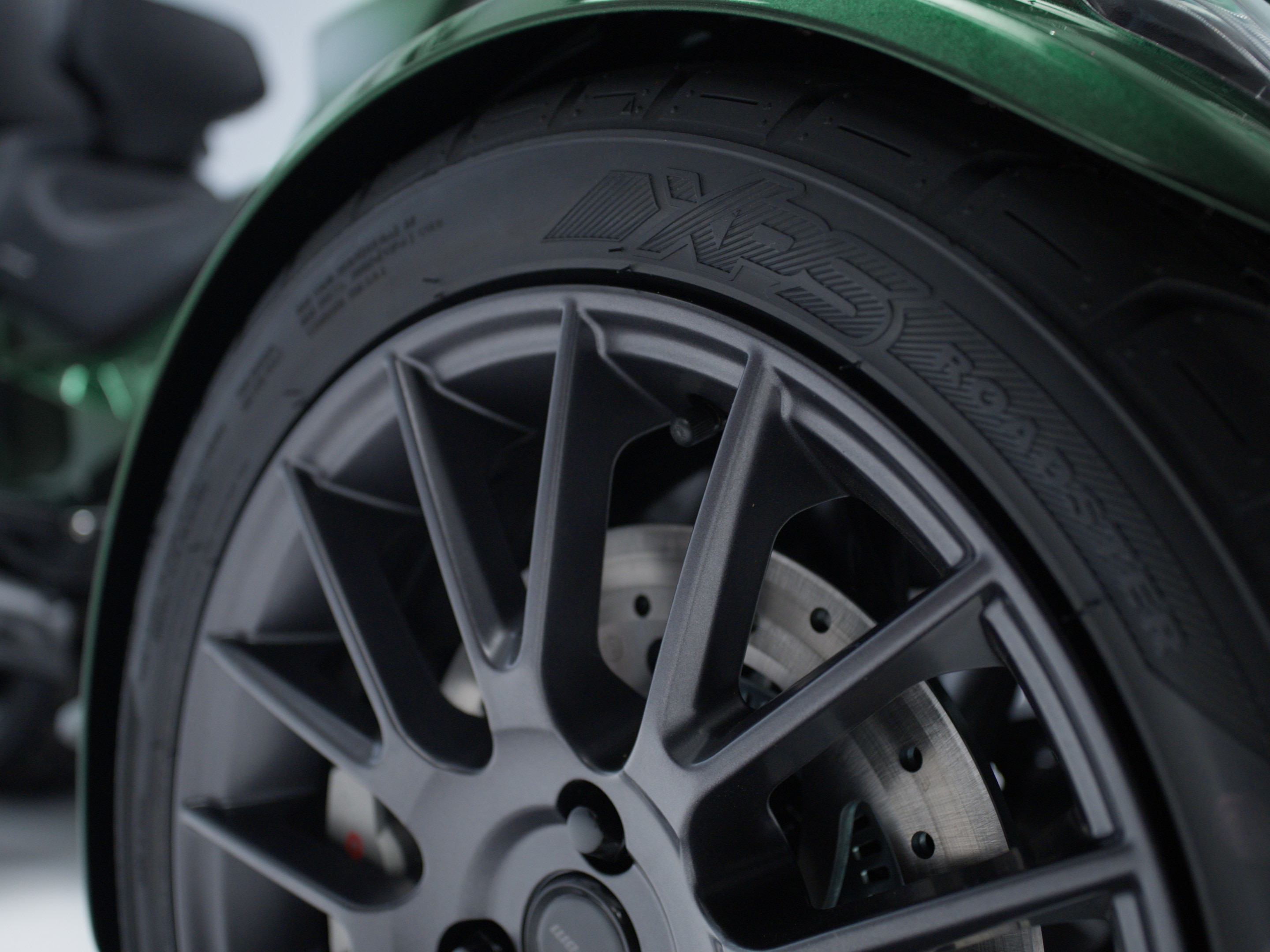 Nærbillede af XPS roadster-dæk, mere holdbare end før, designet til din Can-Am Spyder F3
