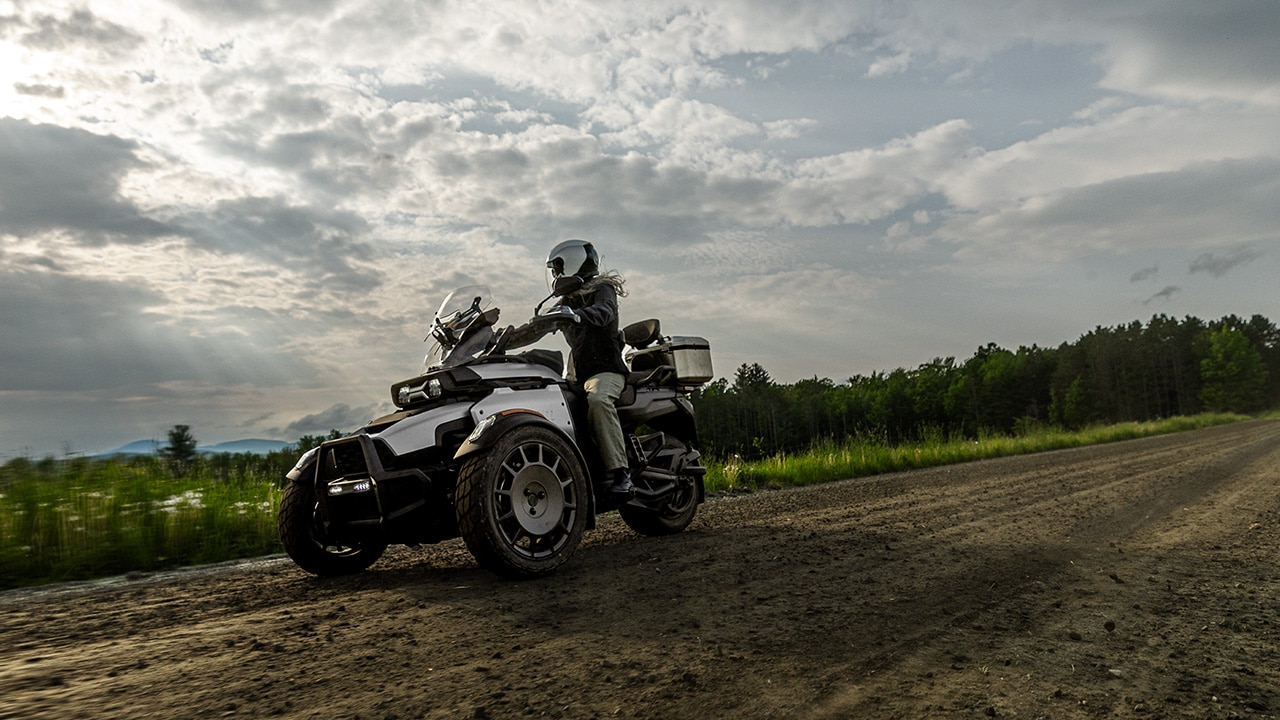 Žena jazdí na Can-Am Canyon