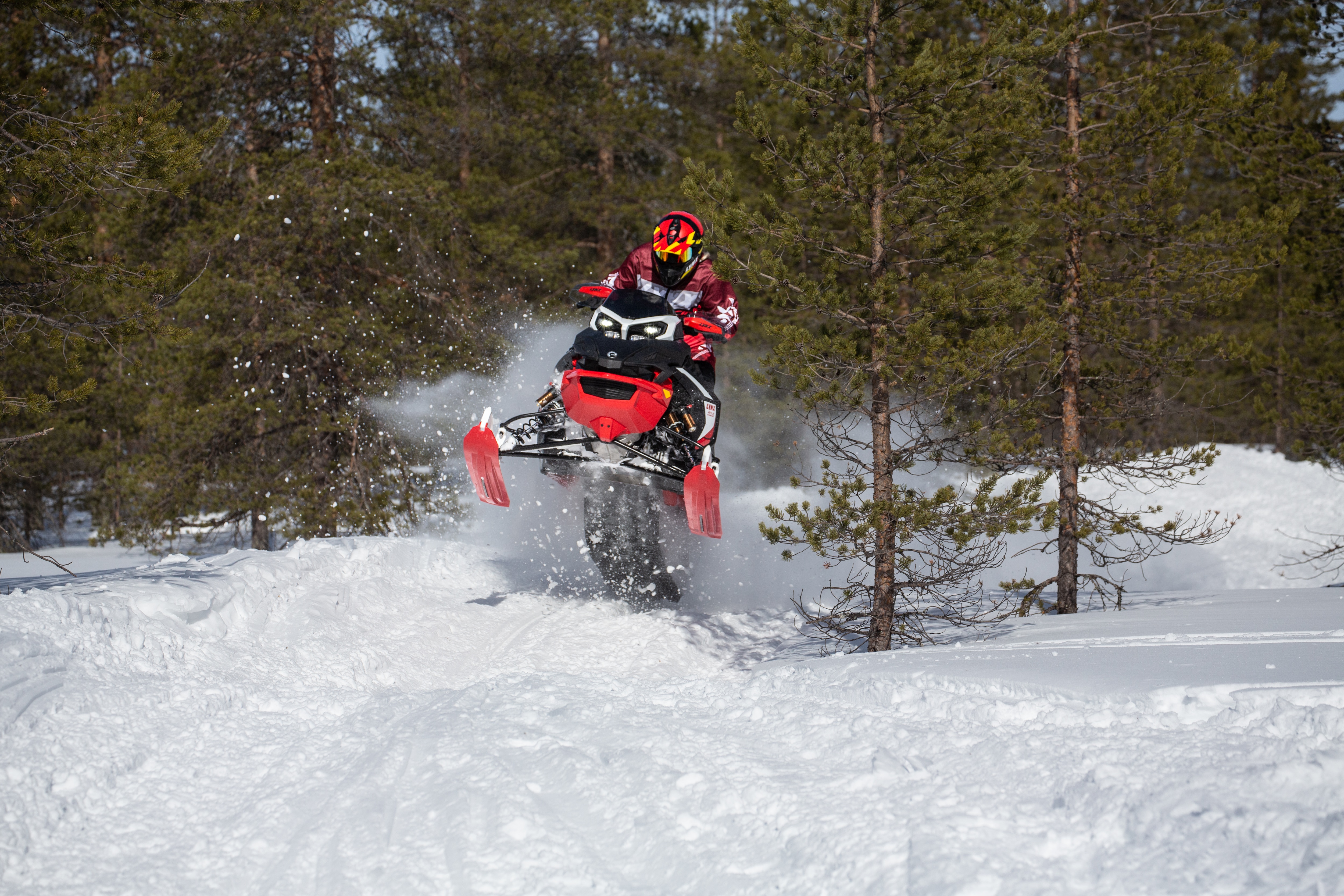 Skúter Rave Enduro pri skoku