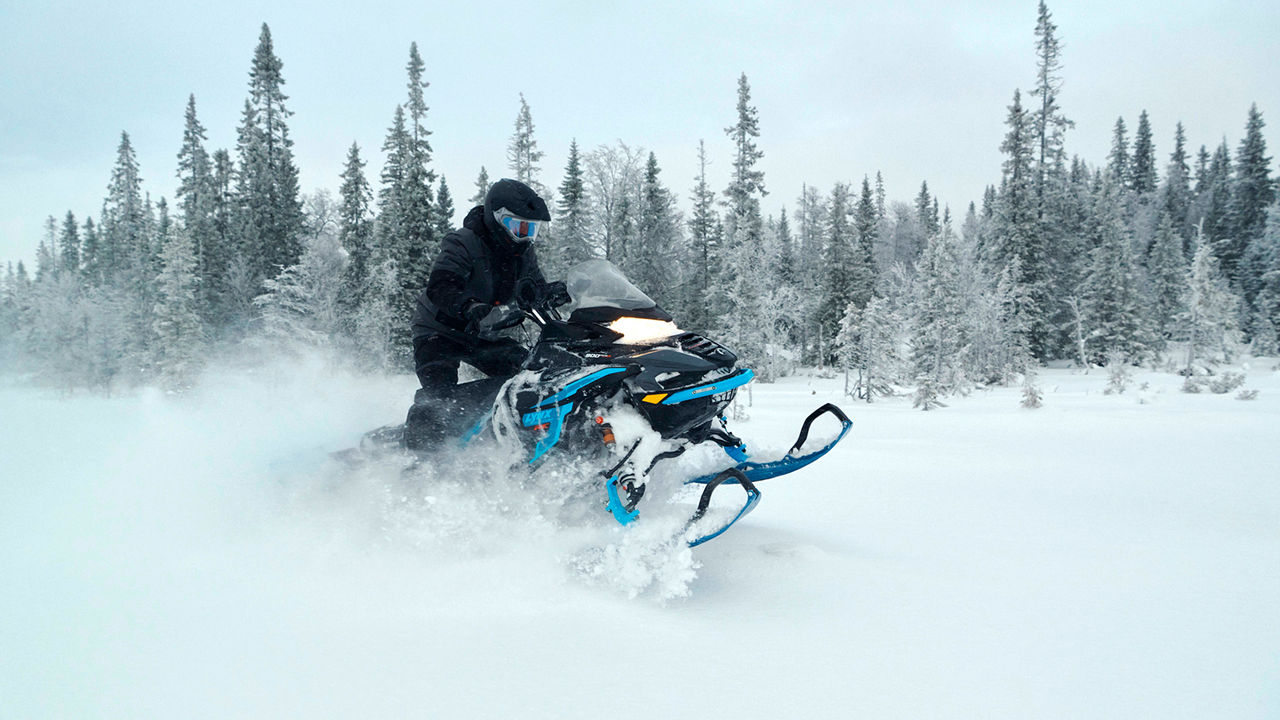 Lynx Commander RE snowmobile accelerating in deep snow