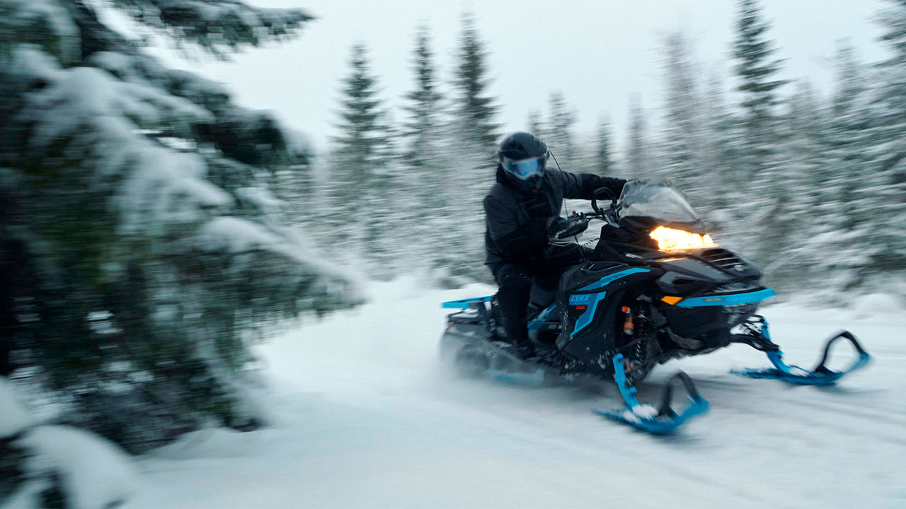 Lynx Commander RE snowmobile cornering fast on trail