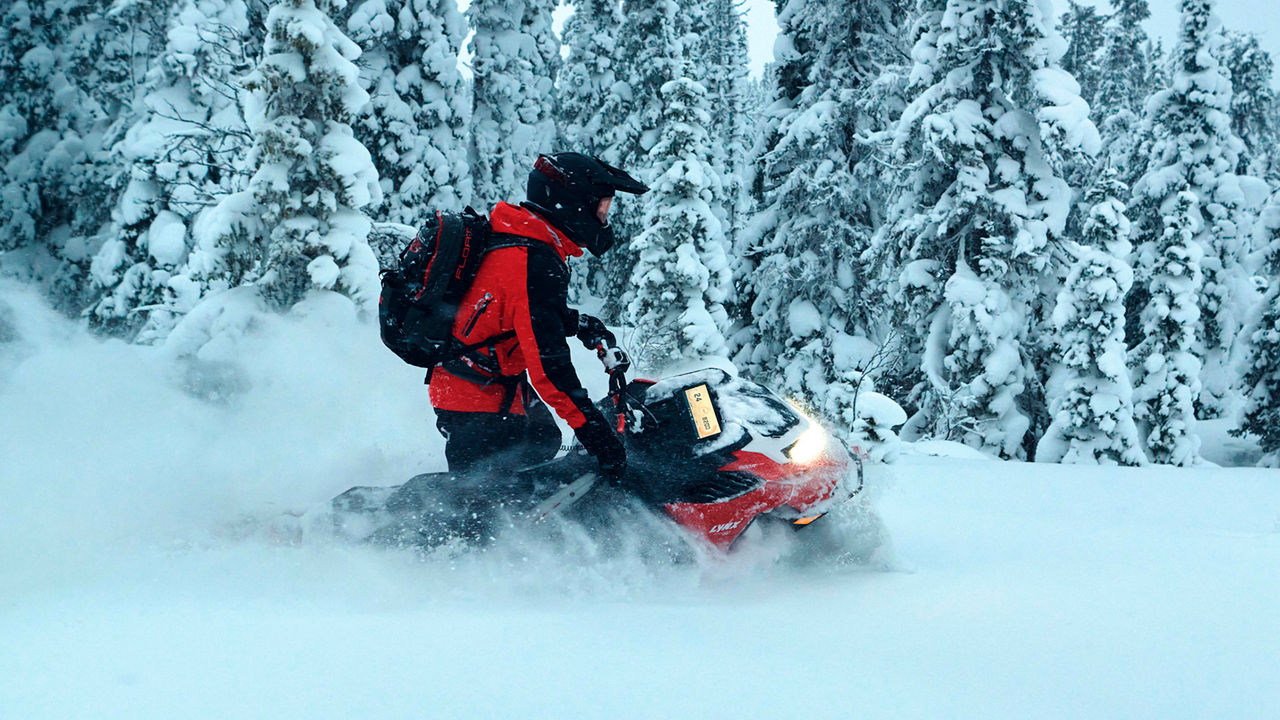 Lynx Shredder RE snowobile turning on deep snow by showing 10,25'' color touchscreen display