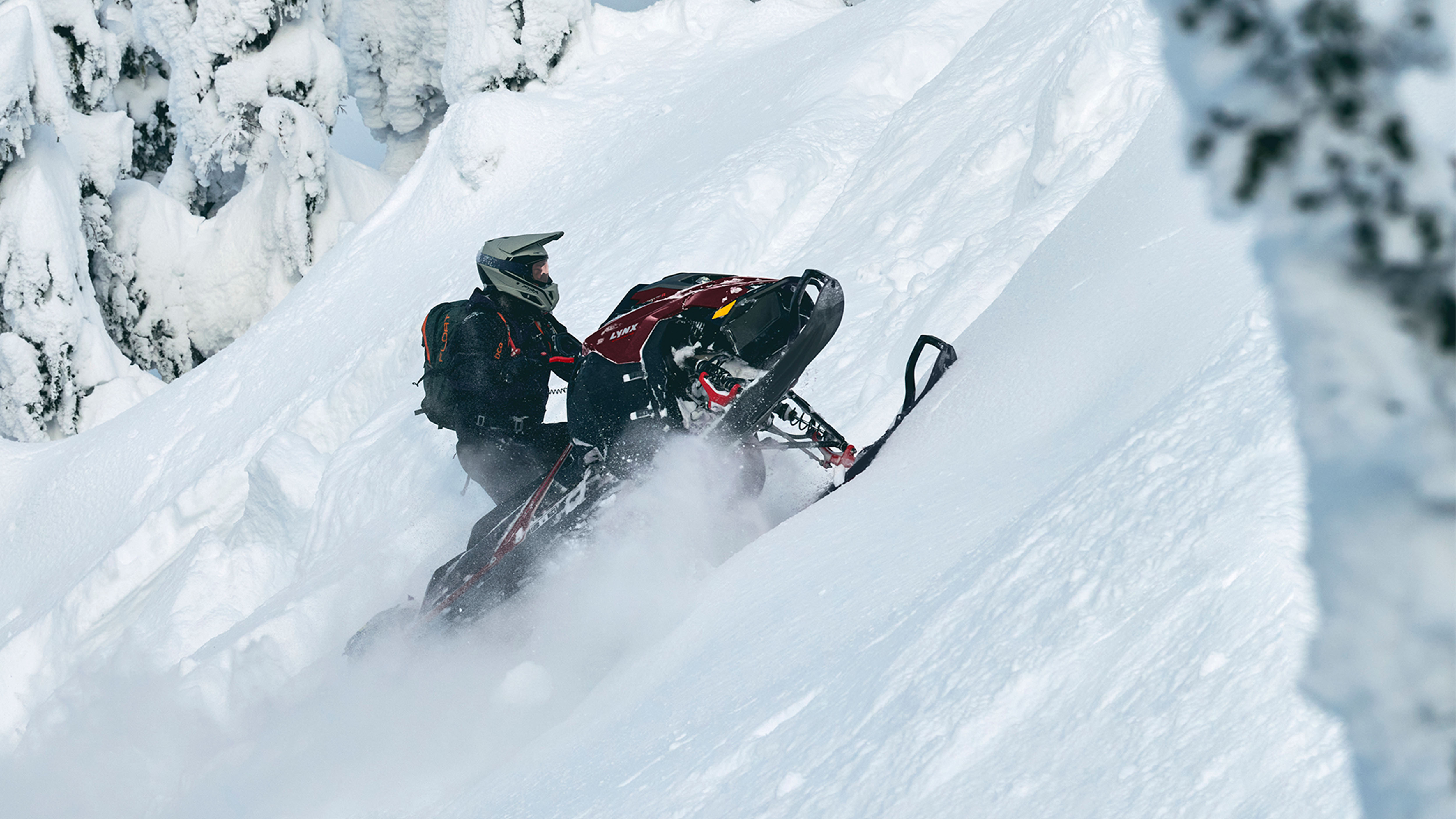 Snežný skúter Lynx Shredder DS sa štverá po strmom kopci