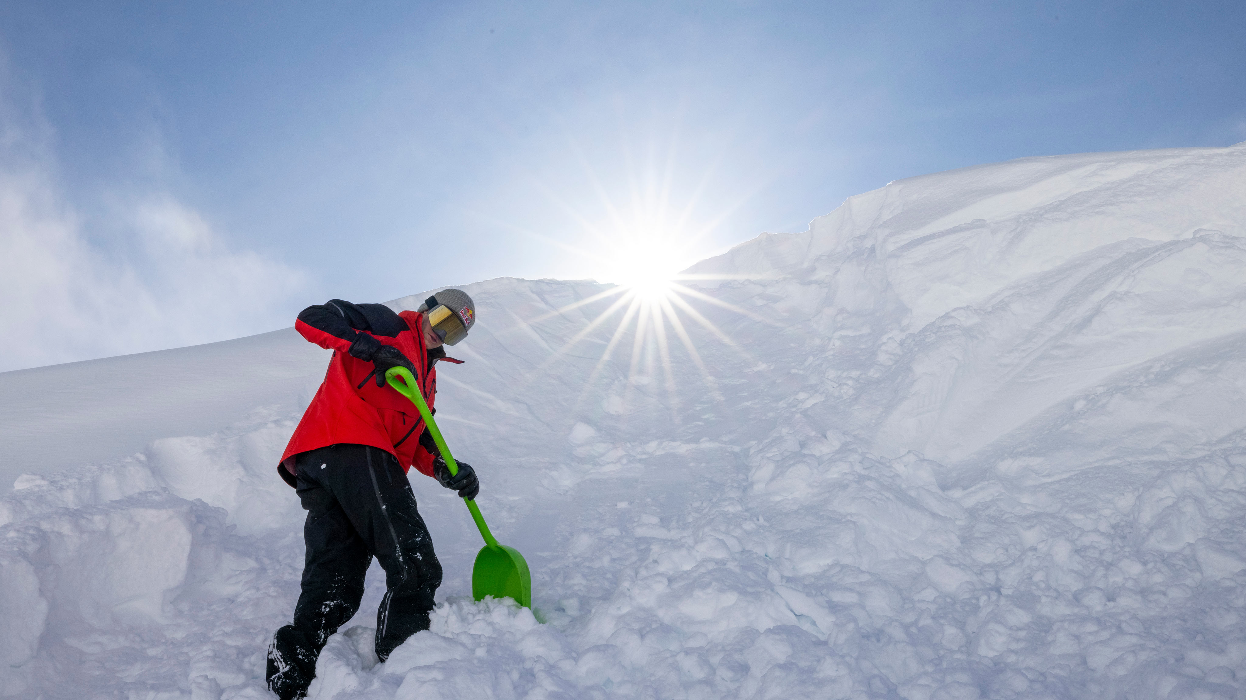 Andreas Bergmark odhŕňa sneh
