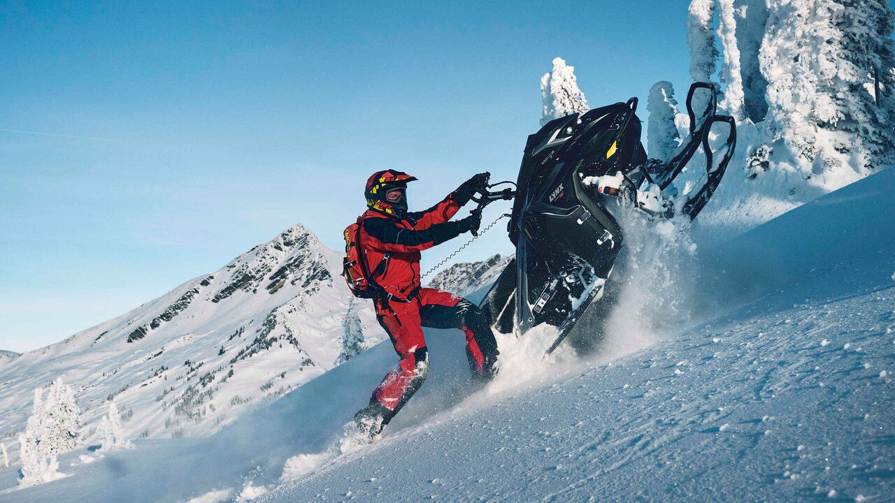 Motorne sanjke Lynx Shredder RE zaokreću na vrhu planine