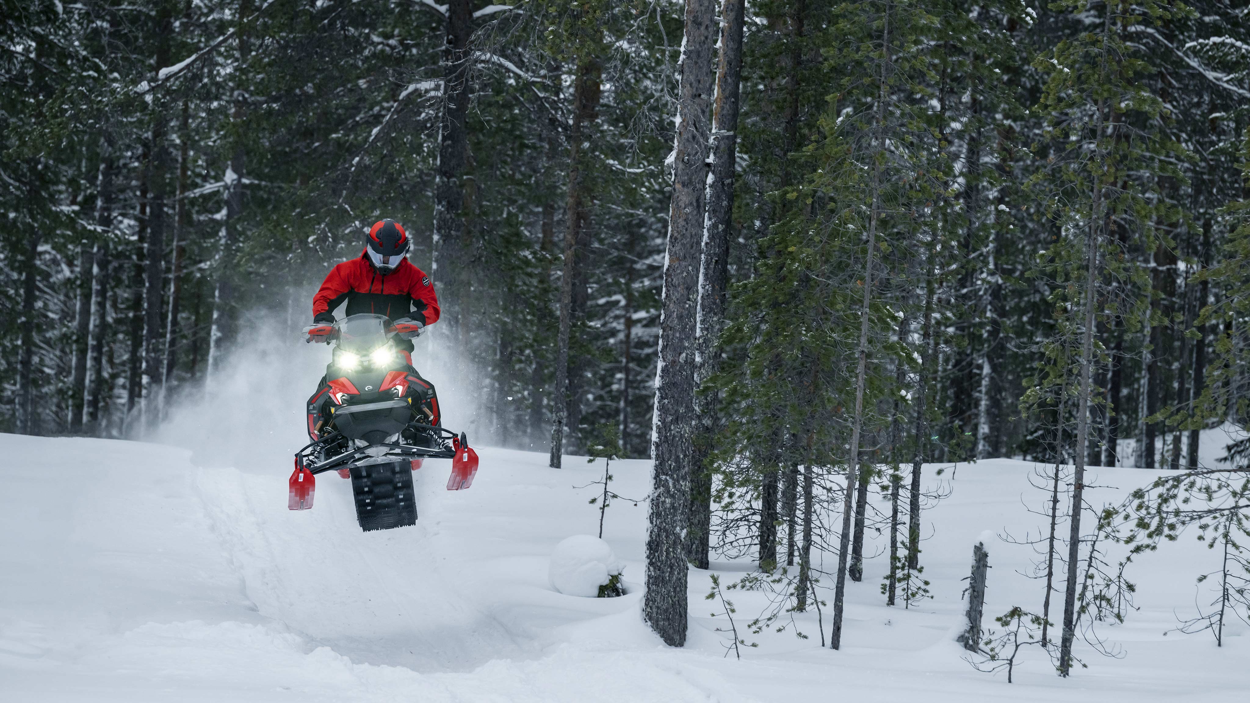 Muž robí skok na trati s Lynx Xterrain RE