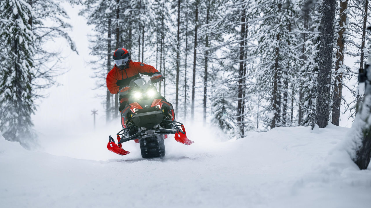 Muž jazdí so skútrom Lynx Xterrain RE 2024