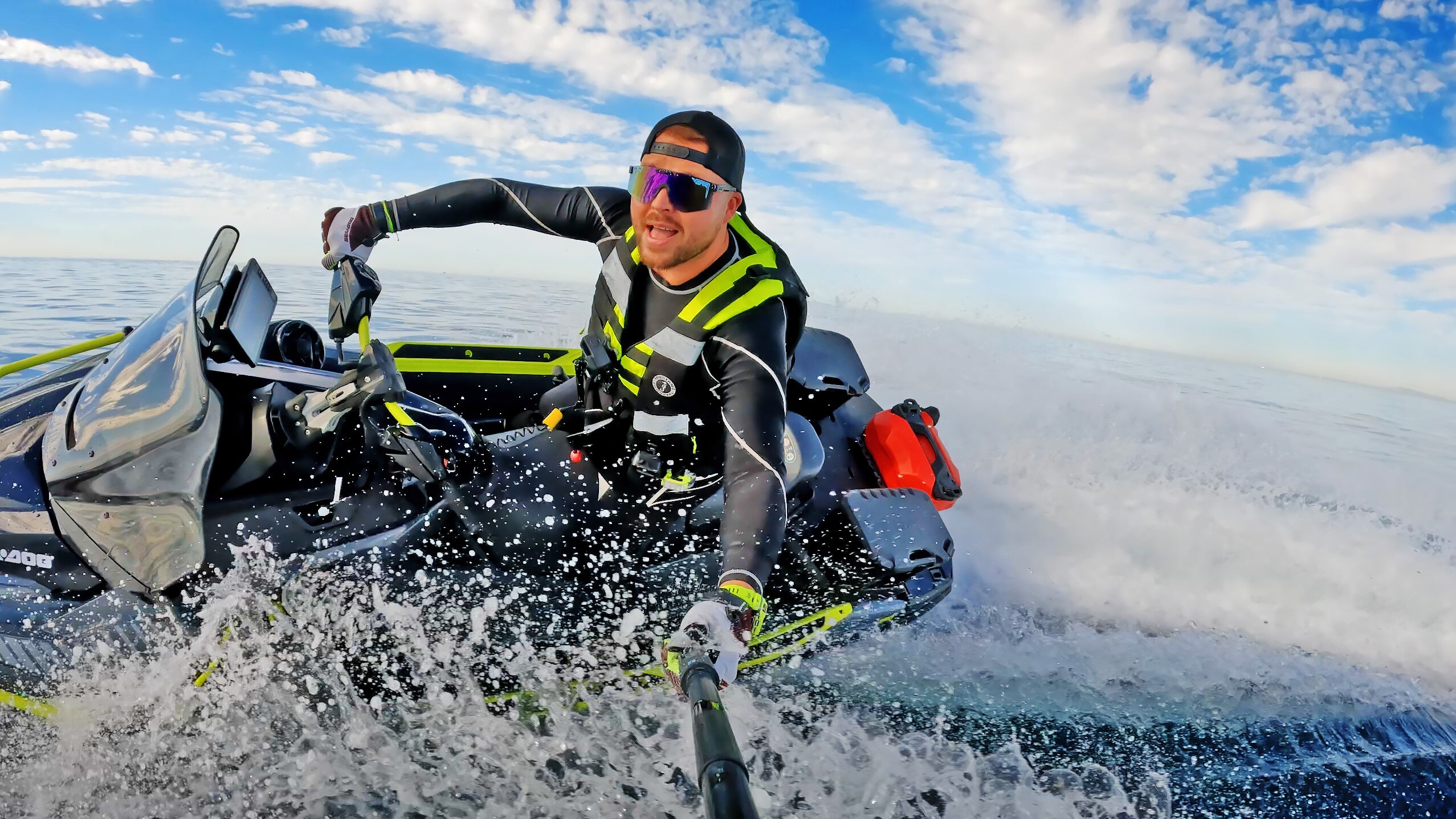 Covek vozi Sea-Doo Plovilo